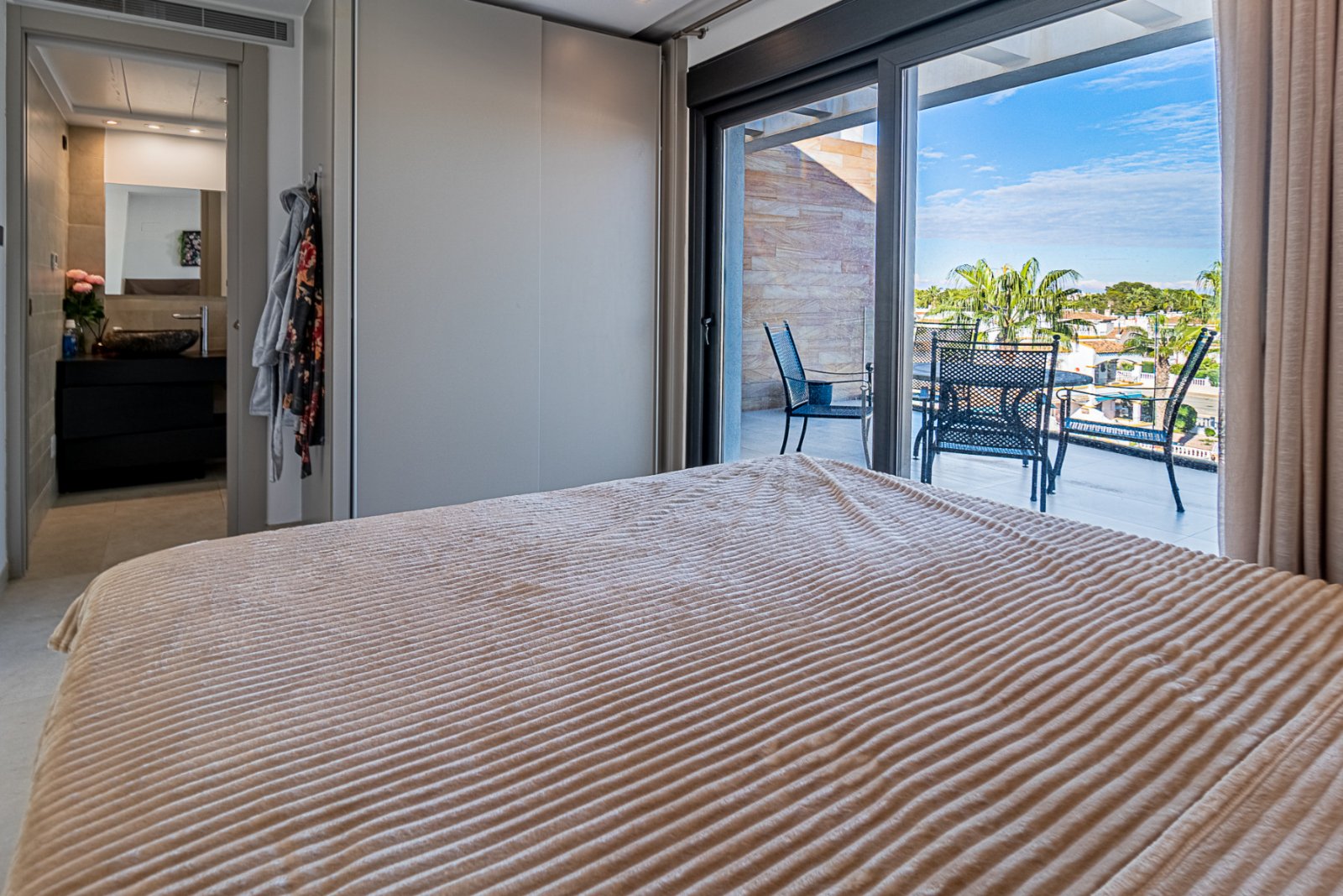 Dieses außergewöhnliche Duplex-Penthouse im exklusiven Muna Spa & Resort in Los Dolses bietet eine seltene Kombination aus Luxus, Großzügigkeit u