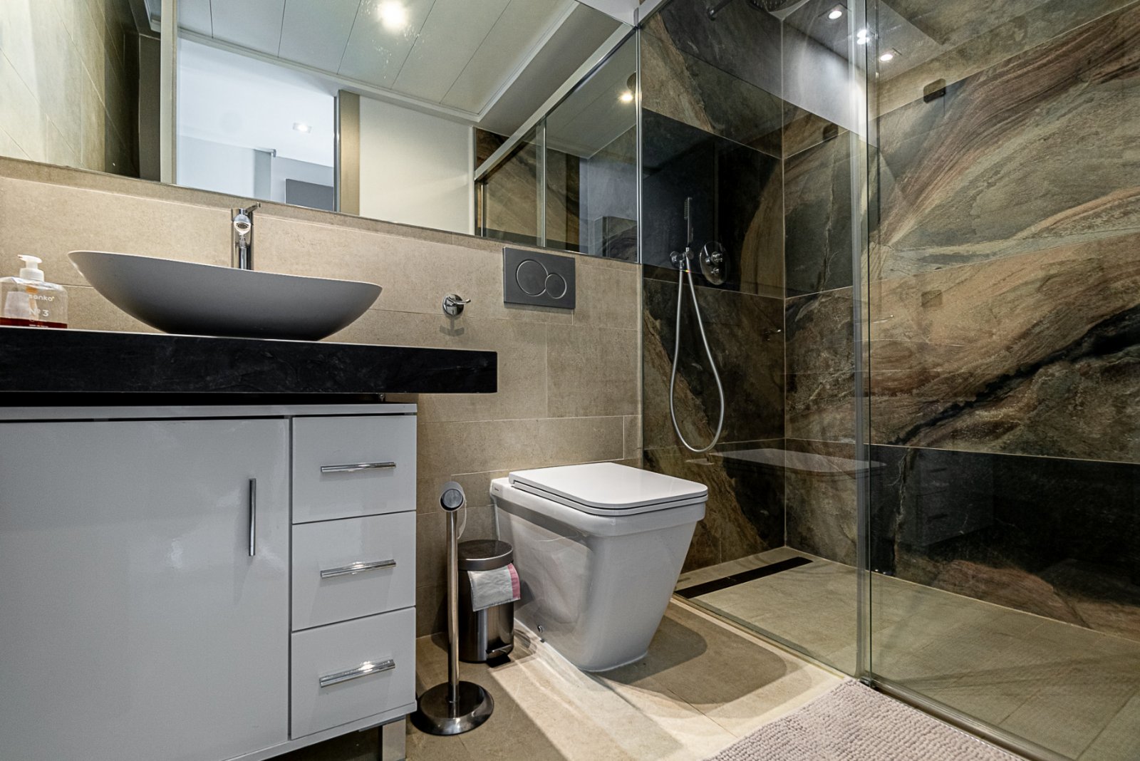 Dieses außergewöhnliche Duplex-Penthouse im exklusiven Muna Spa & Resort in Los Dolses bietet eine seltene Kombination aus Luxus, Großzügigkeit u