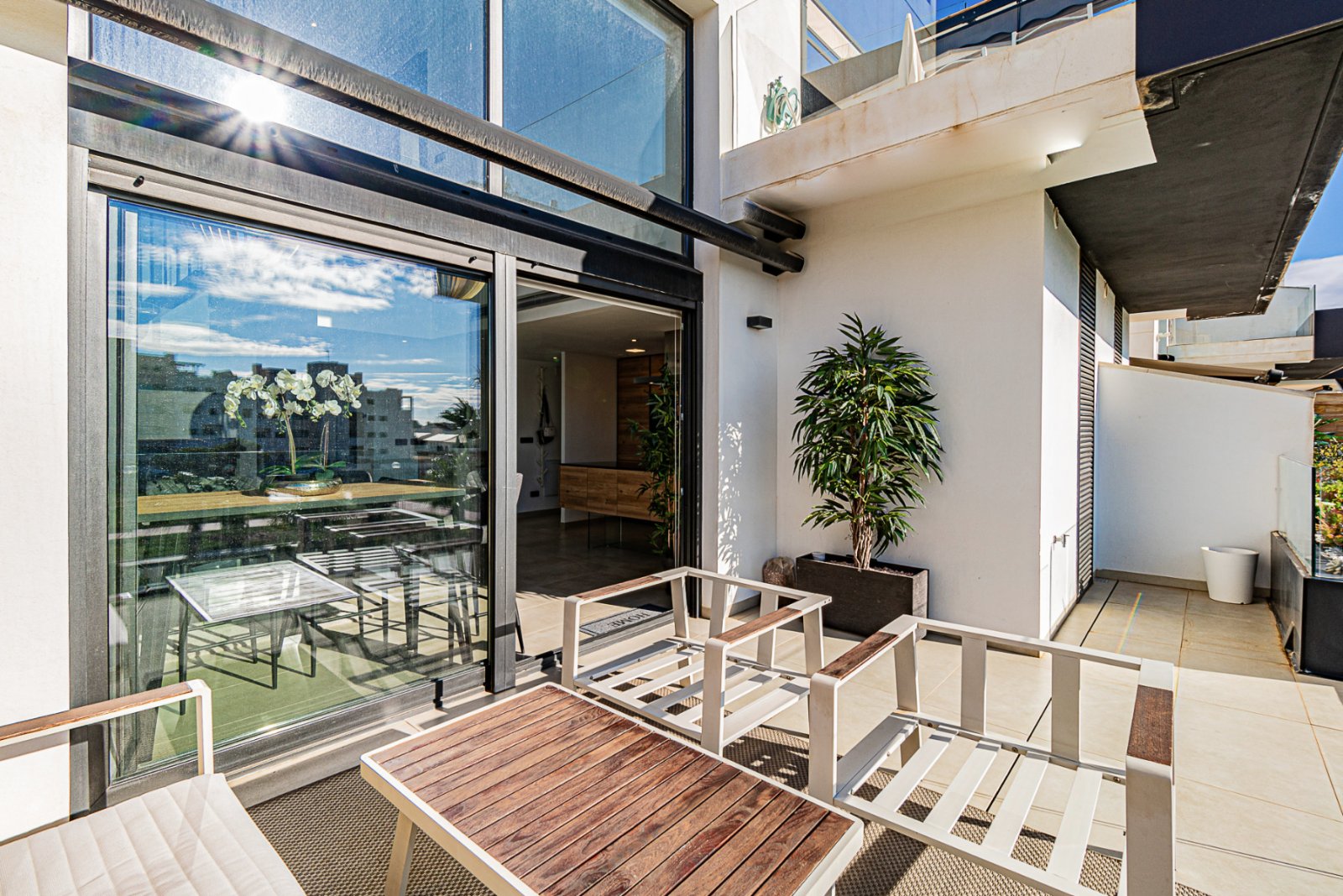 Dieses außergewöhnliche Duplex-Penthouse im exklusiven Muna Spa & Resort in Los Dolses bietet eine seltene Kombination aus Luxus, Großzügigkeit u