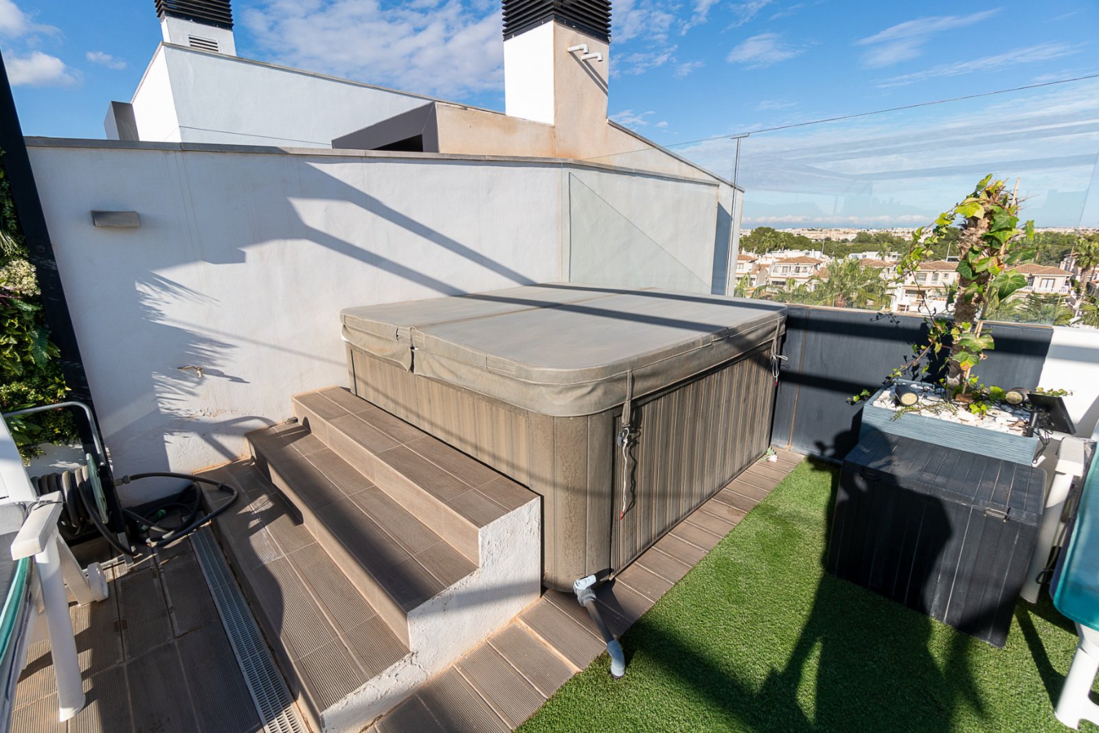 Dieses außergewöhnliche Duplex-Penthouse im exklusiven Muna Spa & Resort in Los Dolses bietet eine seltene Kombination aus Luxus, Großzügigkeit u