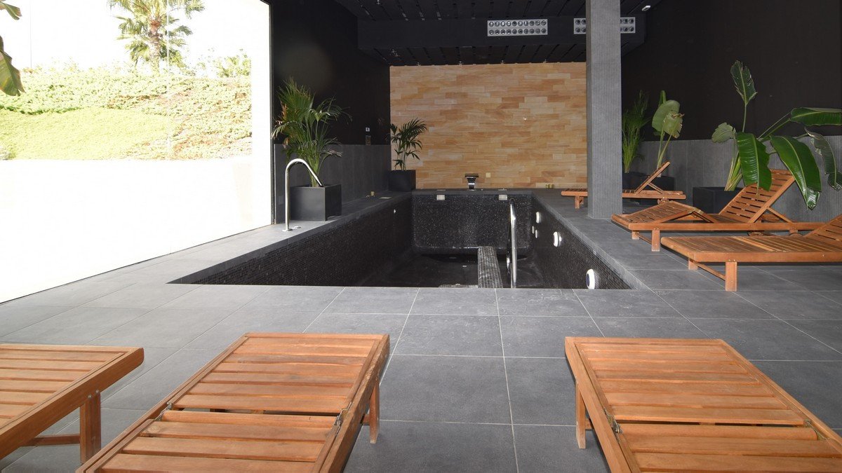 Dieses außergewöhnliche Duplex-Penthouse im exklusiven Muna Spa & Resort in Los Dolses bietet eine seltene Kombination aus Luxus, Großzügigkeit u