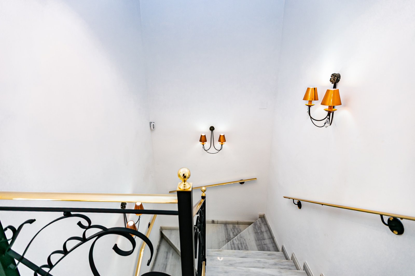  Wir freuen uns, Ihnen diese herrliche Villa mit 4 Schlafzimmern und 2,5 Bädern präsentieren zu dürfen, die sich in erster Linie am renommierten Golfp