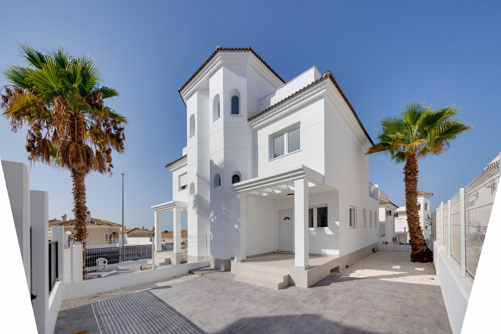 In der charmanten Stadt San Fulgencio gelegen, besteht dieses exklusive Immobilienangebot aus drei unabhängigen Wohnhäusern. Diese Immobilien zeichne