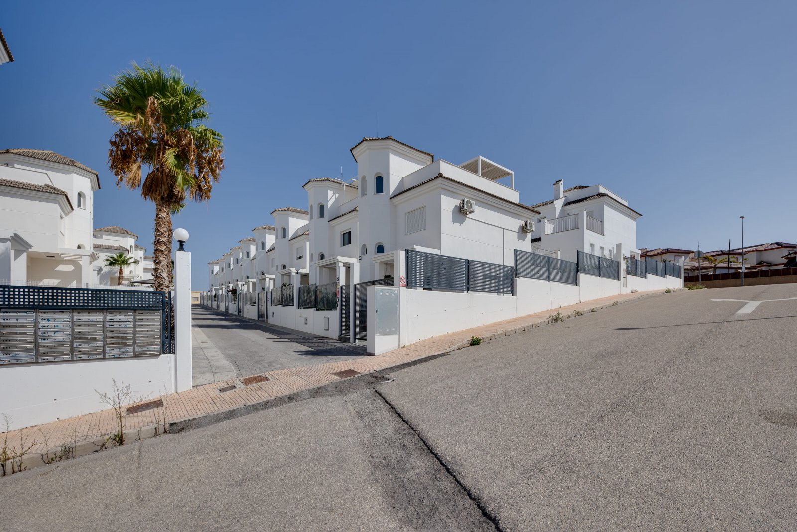 In der charmanten Stadt San Fulgencio gelegen, besteht dieses exklusive Immobilienangebot aus drei unabhängigen Wohnhäusern. Diese Immobilien zeichne