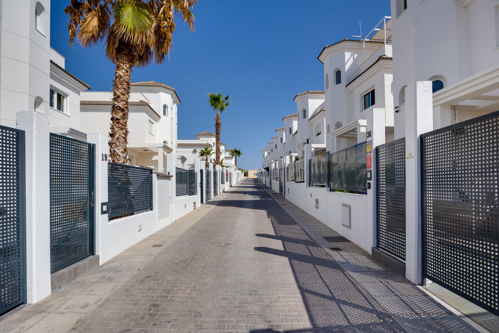 In der charmanten Stadt San Fulgencio gelegen, besteht dieses exklusive Immobilienangebot aus drei unabhängigen Wohnhäusern. Diese Immobilien zeichne