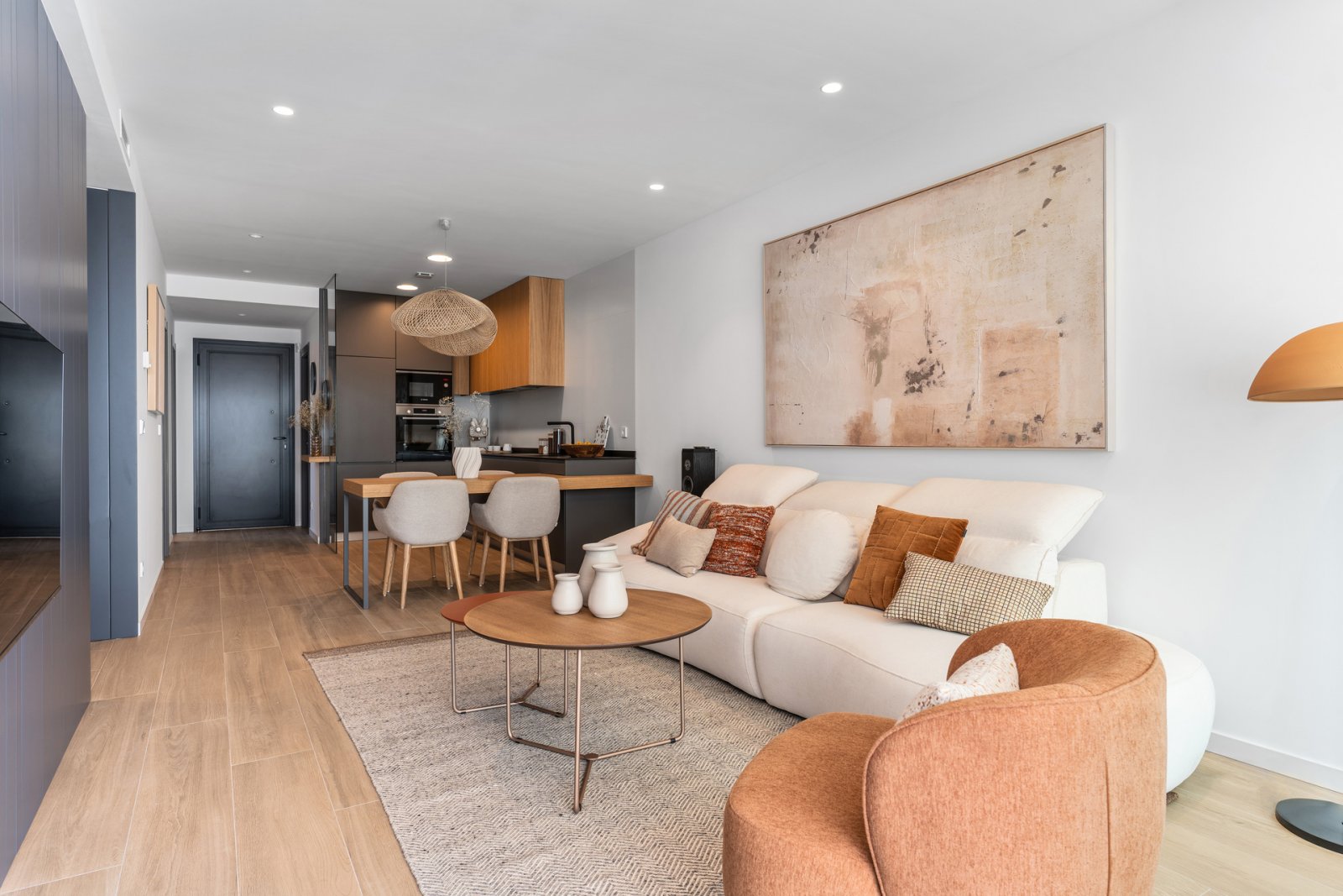 In der exklusiven Gegend von Cumbre del Sol gelegen, bietet diese Wohnanlage eine Auswahl von 11 Immobilien, darunter Apartments, Erdgeschosse und Pe