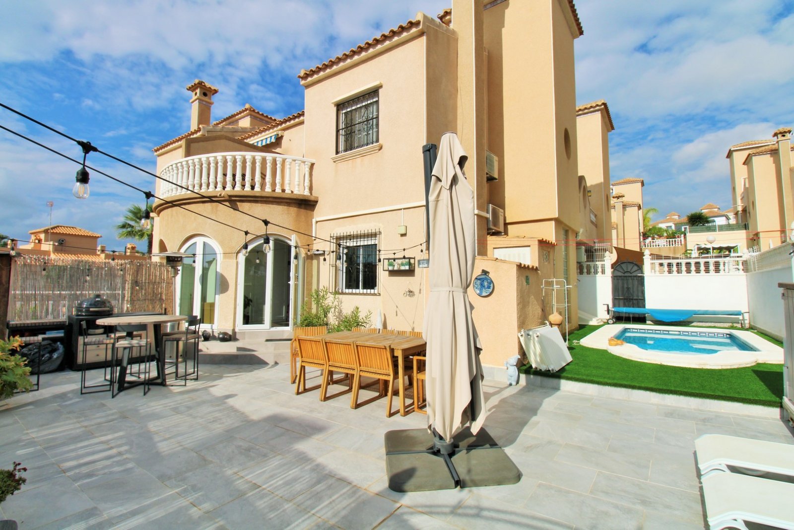  Diese wunderschöne Zodiaco-Quad-Villa befindet sich in der begehrten Wohnanlage Zodiaco V in Villamartin und wurde vollständig und hochwertig renovie