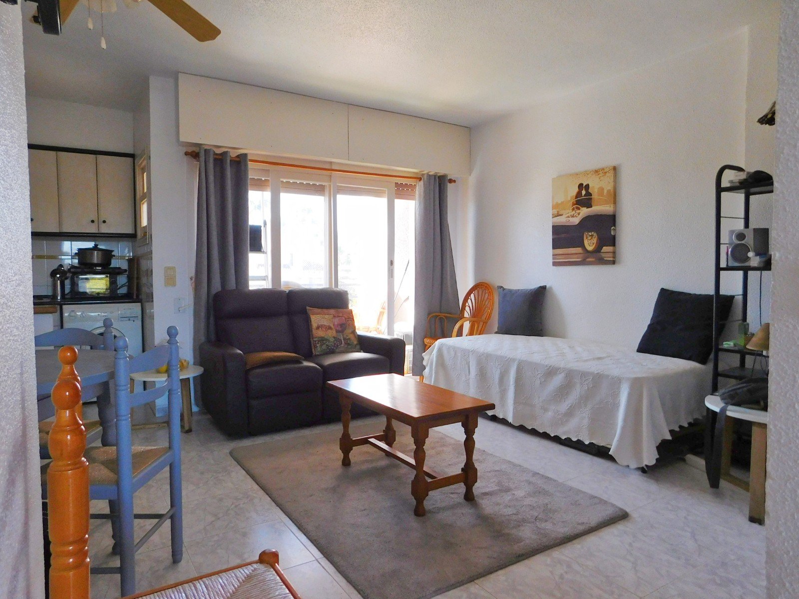 Looking for a lock up and leave property in the Orihuela Costa? Walking distance to all amenities? Well, we have the right one for you!! Here is a g