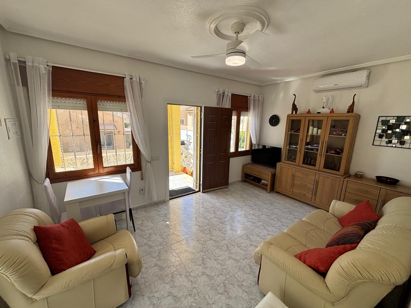Located in the sought-after area of Ciudad Quesada, this charming detached villa offers the perfect blend of comfort, privacy, and convenience—ideal