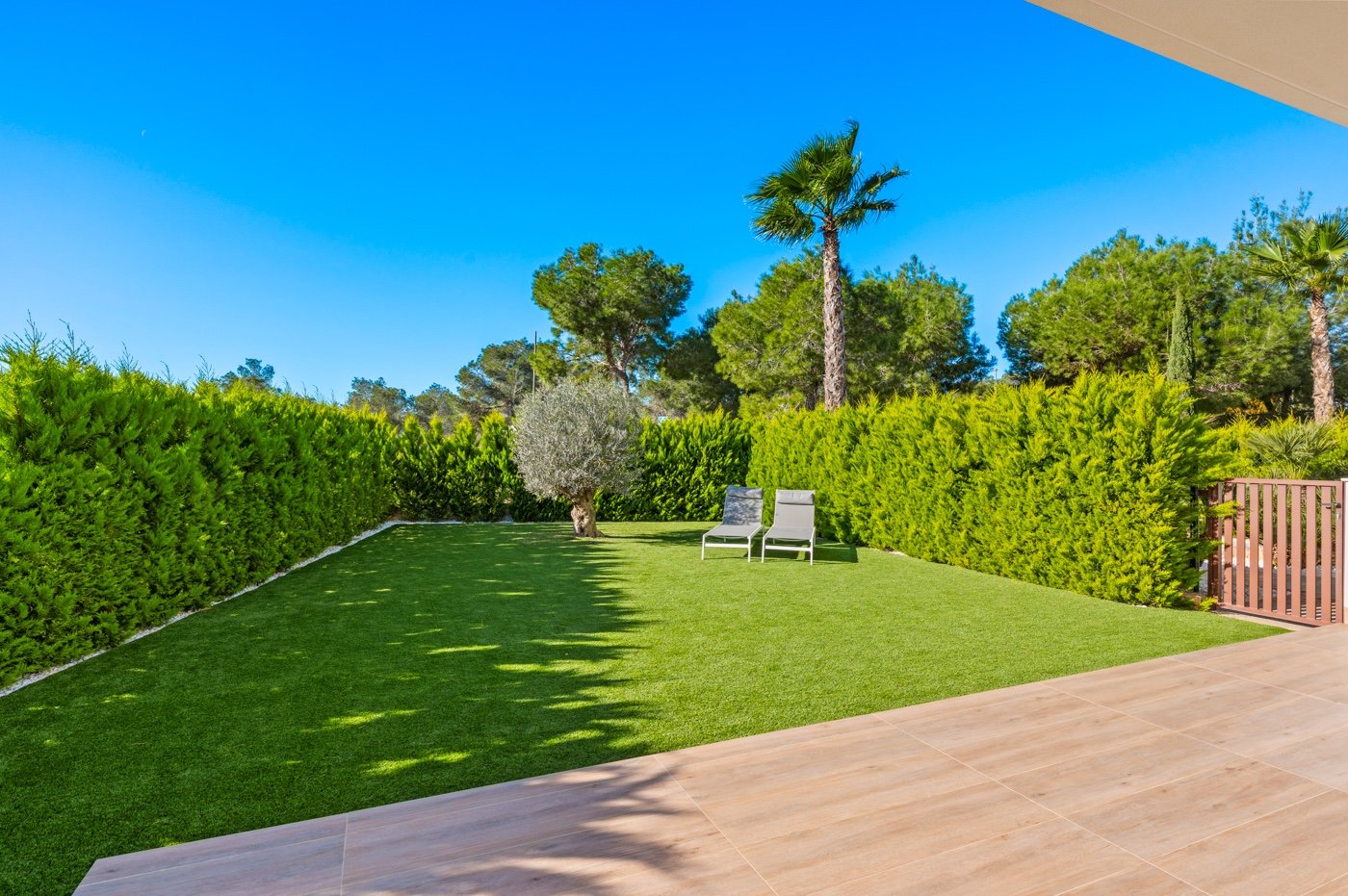 Erleben Sie mediterranes Wohnen der Extraklasse in diesem exklusiven Luxusapartment in der begehrten Wohnanlage Níspero innerhalb des Las Colinas Gol