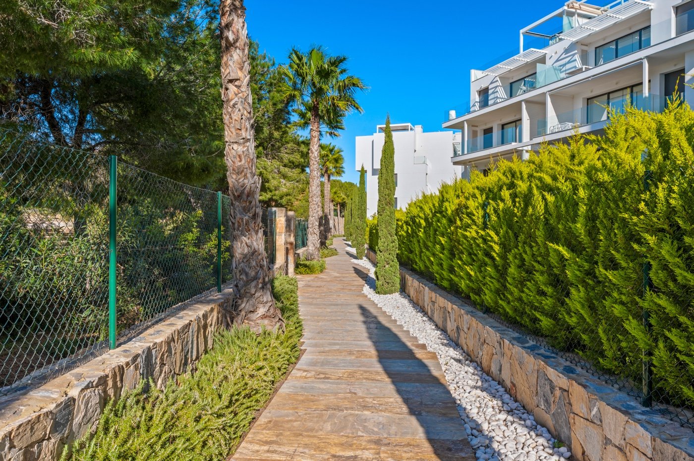 Erleben Sie mediterranes Wohnen der Extraklasse in diesem exklusiven Luxusapartment in der begehrten Wohnanlage Níspero innerhalb des Las Colinas Gol