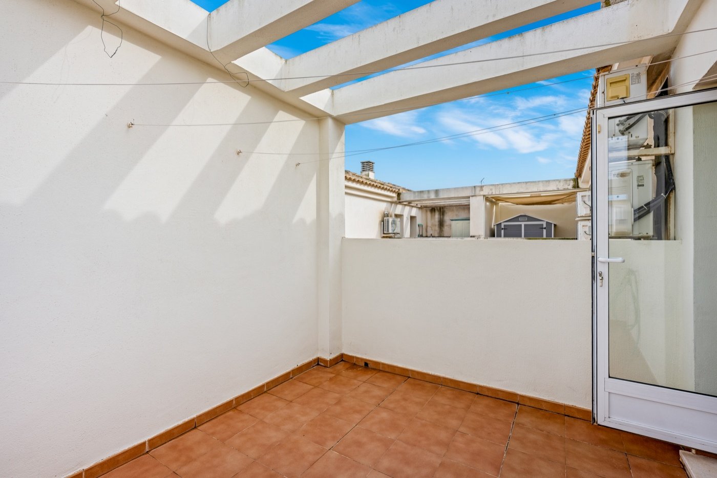   This beautifully maintained duplex apartment offers comfort, space, and pleasant natural light thanks to its south-facing location . The property fe