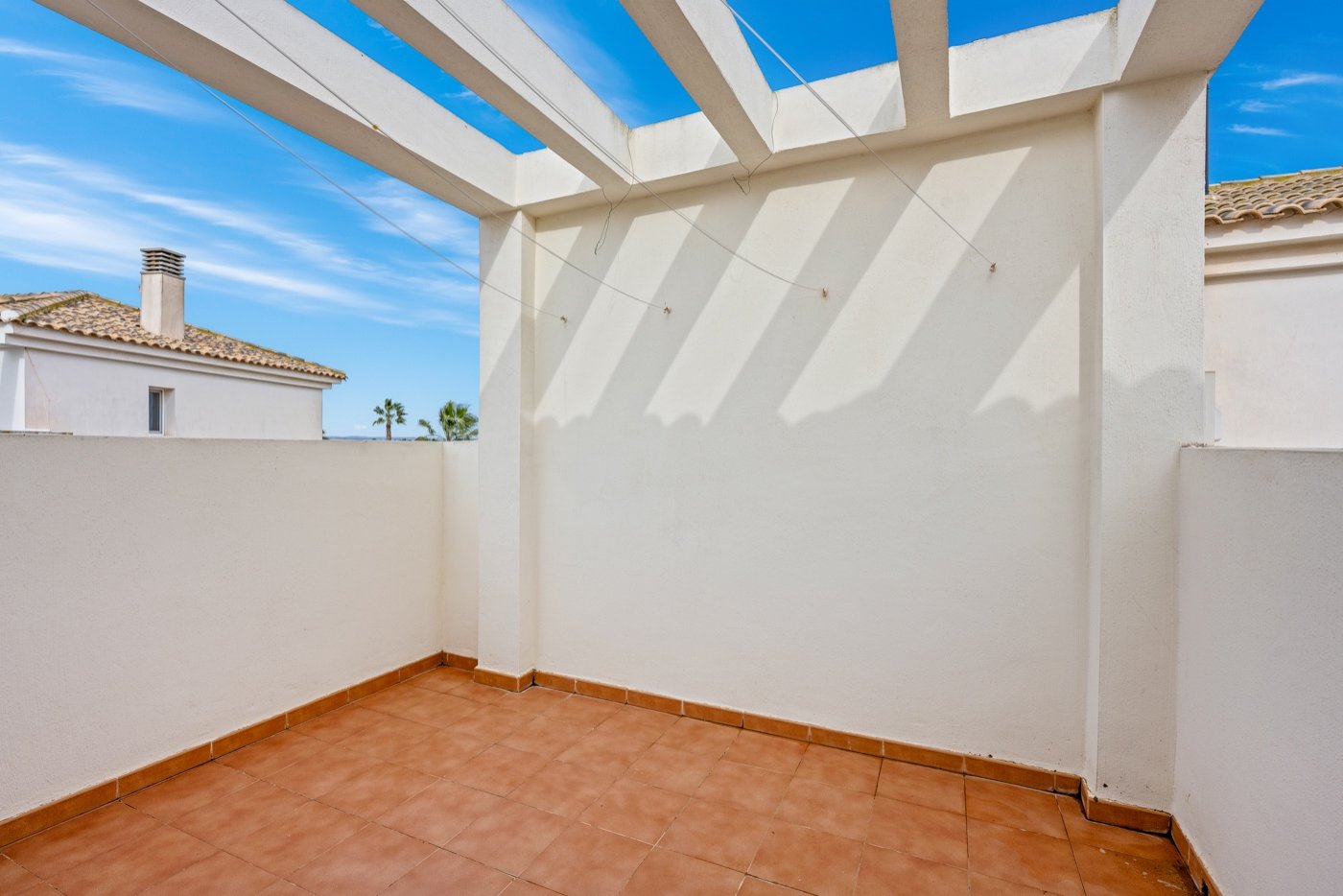   This beautifully maintained duplex apartment offers comfort, space, and pleasant natural light thanks to its south-facing location . The property fe
