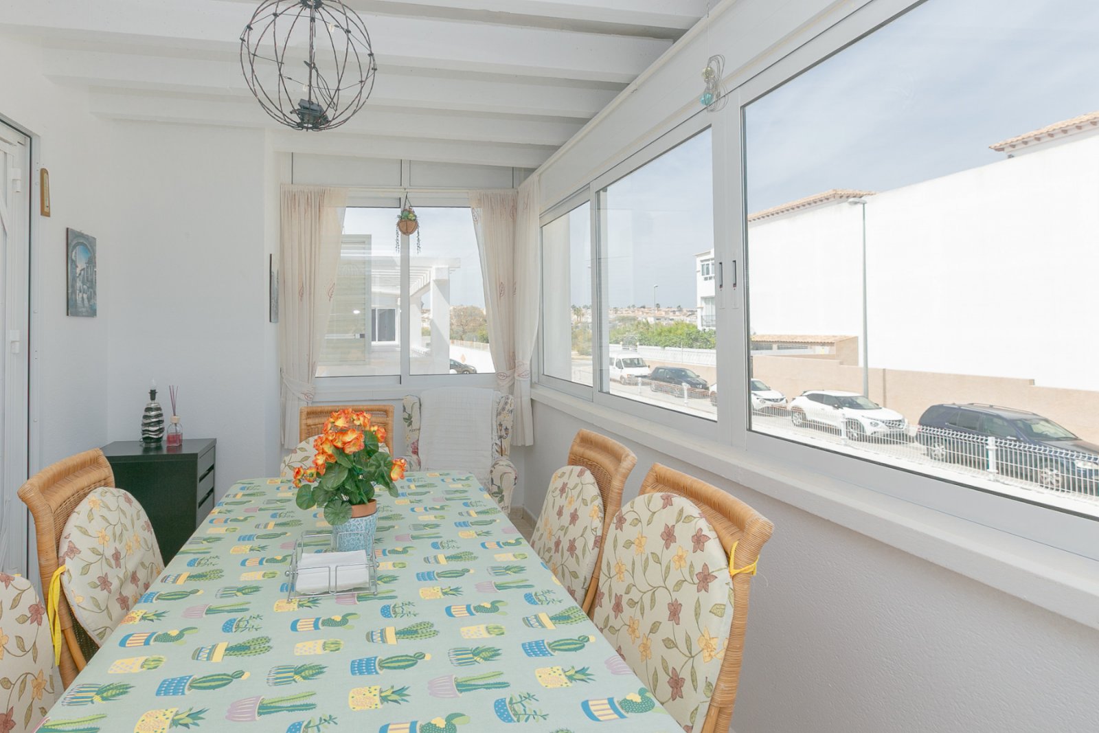  Wir präsentieren Ihnen dieses fantastische Bungalow in der obersten Etage im exklusiven, geschlossenen Wohnkomplex Zeniamar III, einer der gefragtest