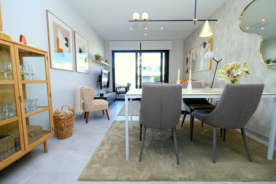 Entdecken Sie diese traumhafte Wohnung im ersten Stock, Baujahr 2023, in der begehrten Wohngegend Villamartín – Las Filipinas. Von TM nach höchsten S