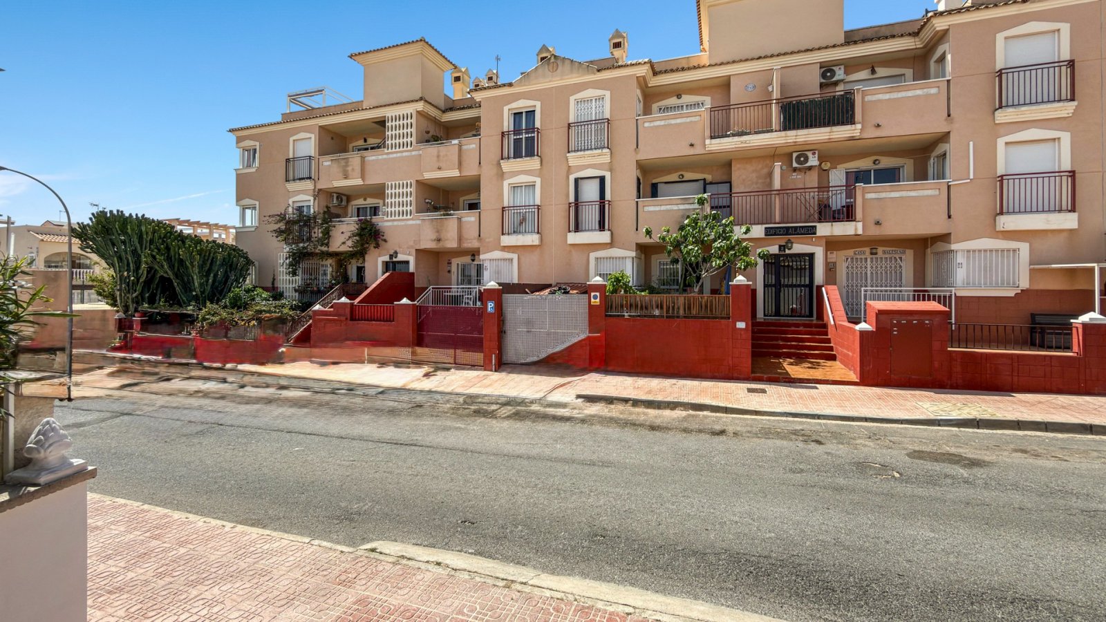 Wunderschönes Reihenhaus in La Florida, Orihuela Costa, kürzlich hochwertig renoviert. Offener Wohn- und Essbereich mit großen Schiebetüren, die auf