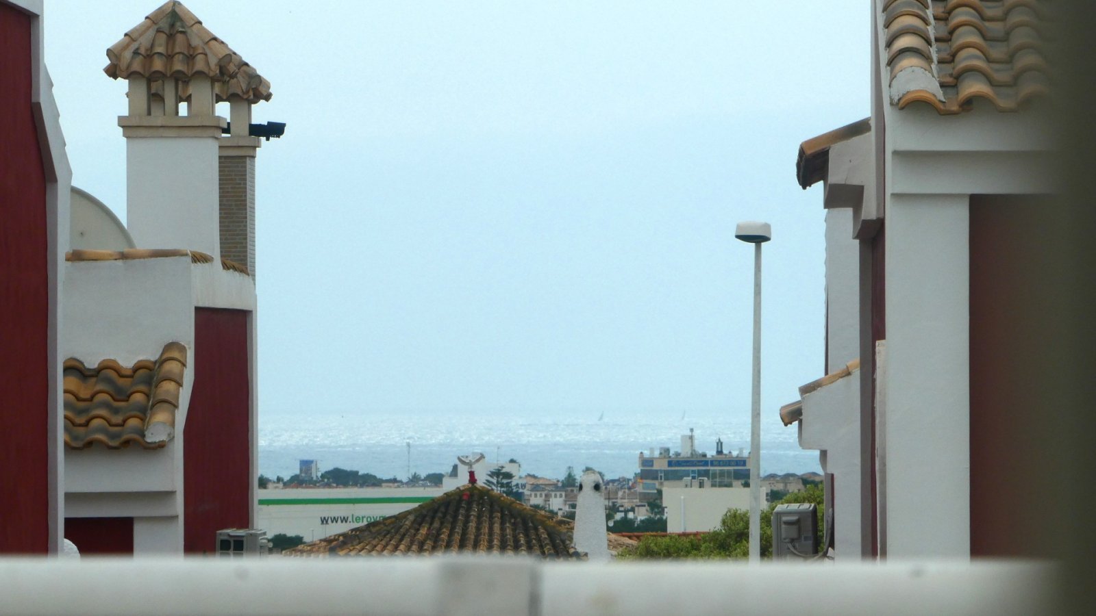  Entdecken Sie dieses wunderschön präsentierte, nach Süden ausgerichtete Anwesen in der begehrten Wohngegend Los Dolses in Orihuela Costa. Die perfekt