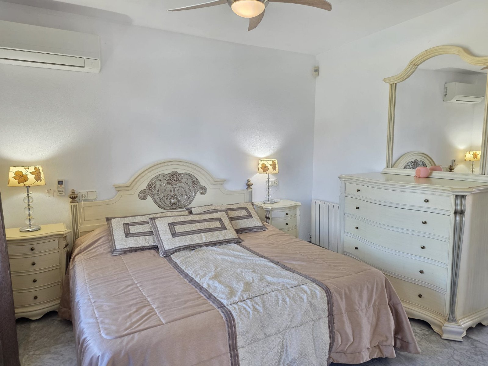 Villa Fortuna in erster Reihe – Villamartín Golf mit fantastischem Golfblick, 3 Schlafzimmer, 3 Bäder, in bester Lage. Ein absolutes Muss! 