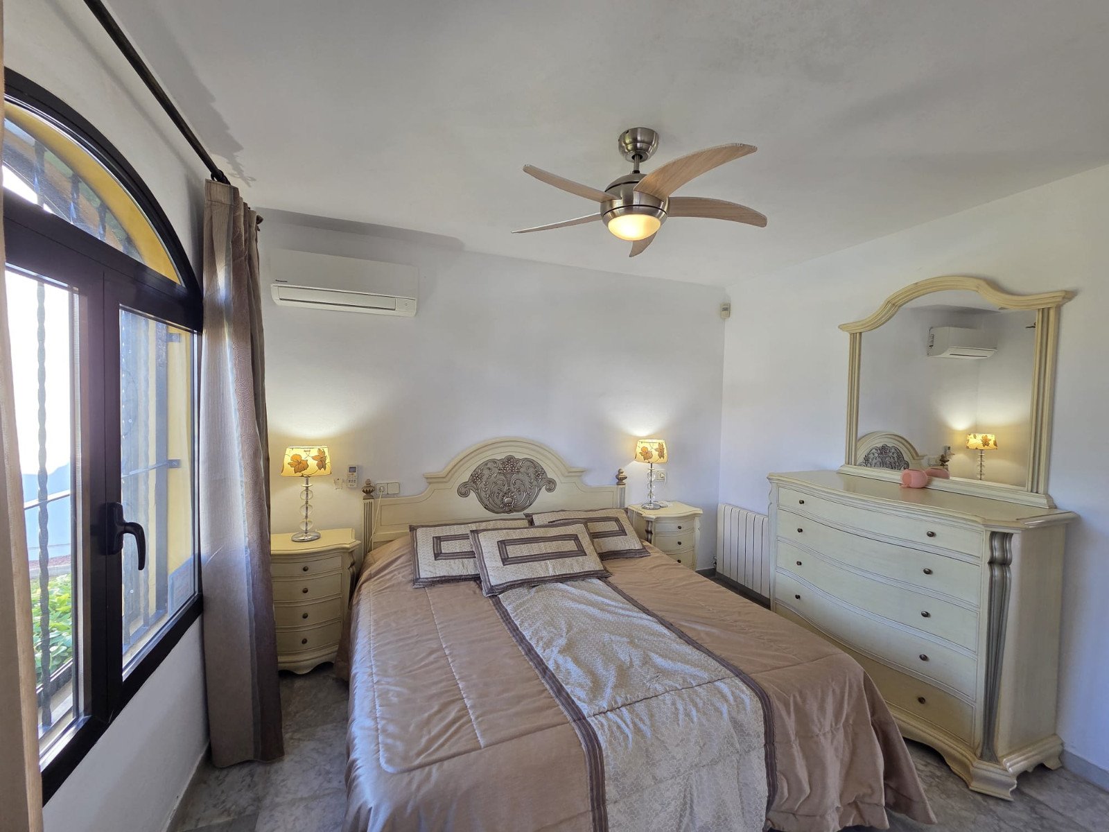 Villa Fortuna in erster Reihe – Villamartín Golf mit fantastischem Golfblick, 3 Schlafzimmer, 3 Bäder, in bester Lage. Ein absolutes Muss! 