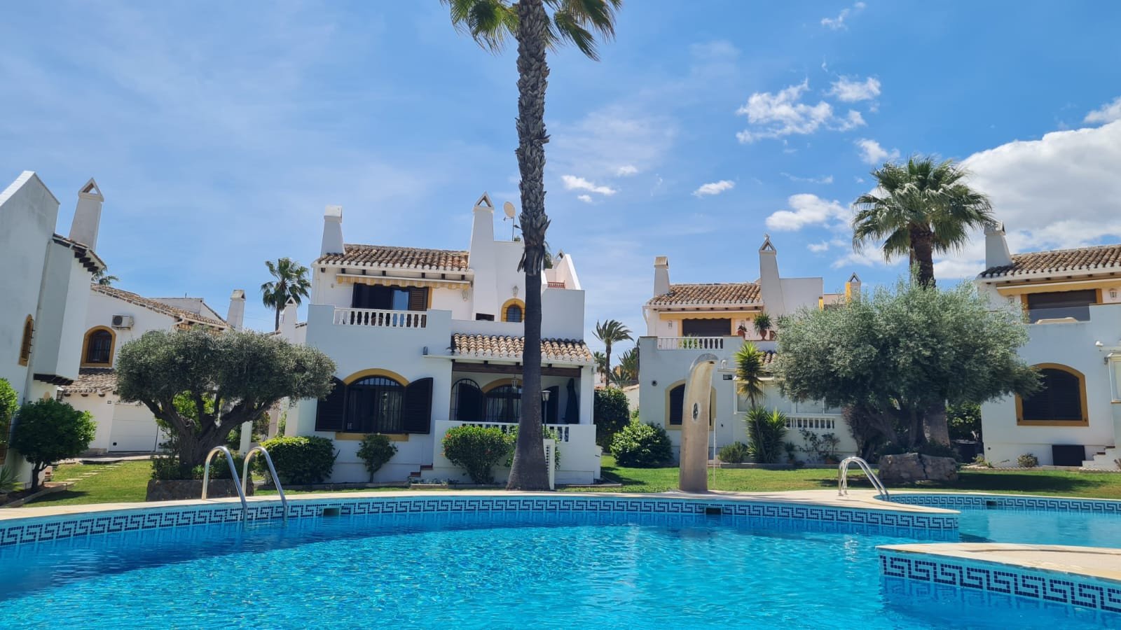 Villa Fortuna in erster Reihe – Villamartín Golf mit fantastischem Golfblick, 3 Schlafzimmer, 3 Bäder, in bester Lage. Ein absolutes Muss! 