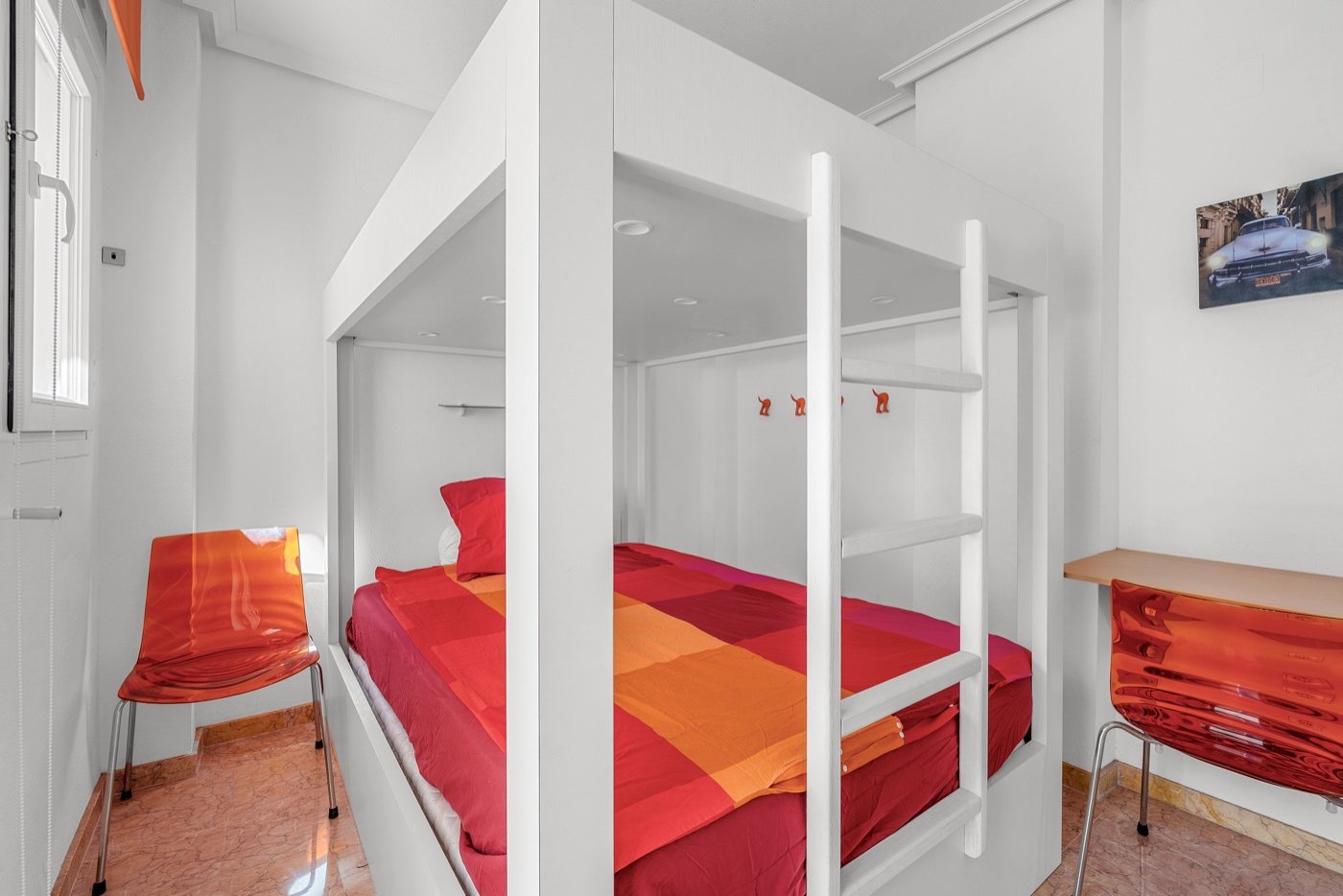 This beautifully renovated apartment is located in an excellently maintained resort with beautifully landscaped gardens and a communal swimming pool