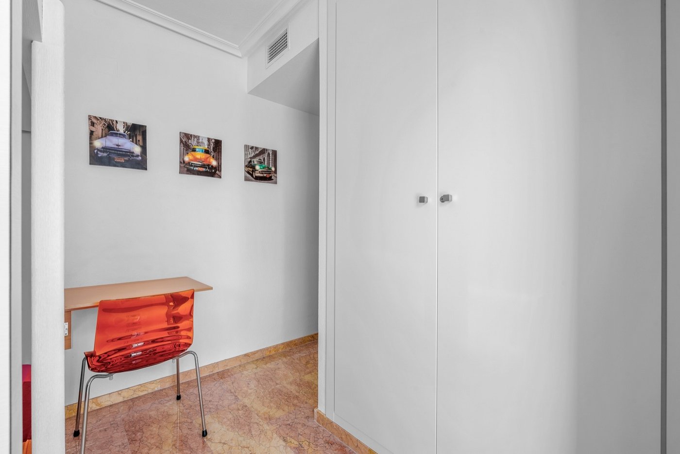 This beautifully renovated apartment is located in an excellently maintained resort with beautifully landscaped gardens and a communal swimming pool