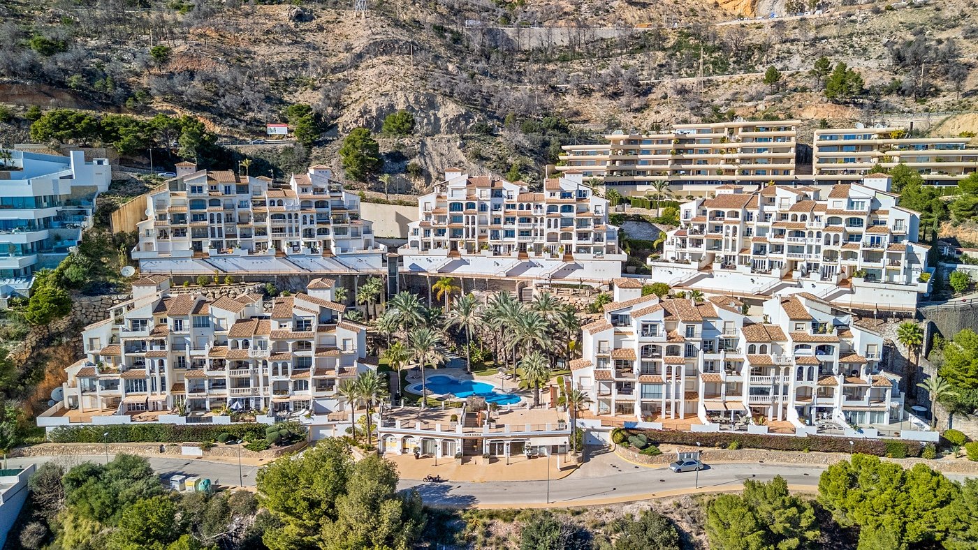 This beautifully renovated apartment is located in an excellently maintained resort with beautifully landscaped gardens and a communal swimming pool