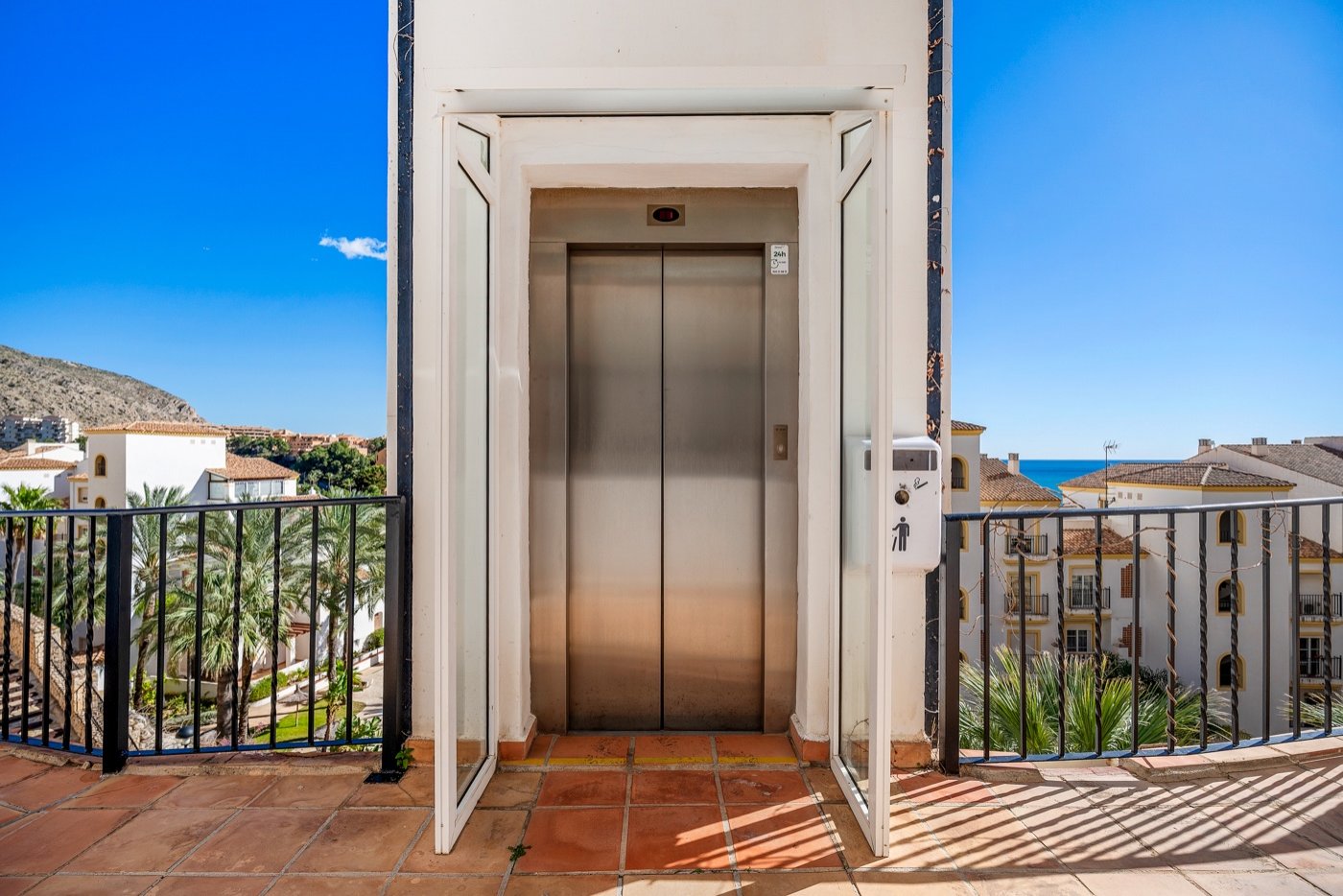 This beautifully renovated apartment is located in an excellently maintained resort with beautifully landscaped gardens and a communal swimming pool