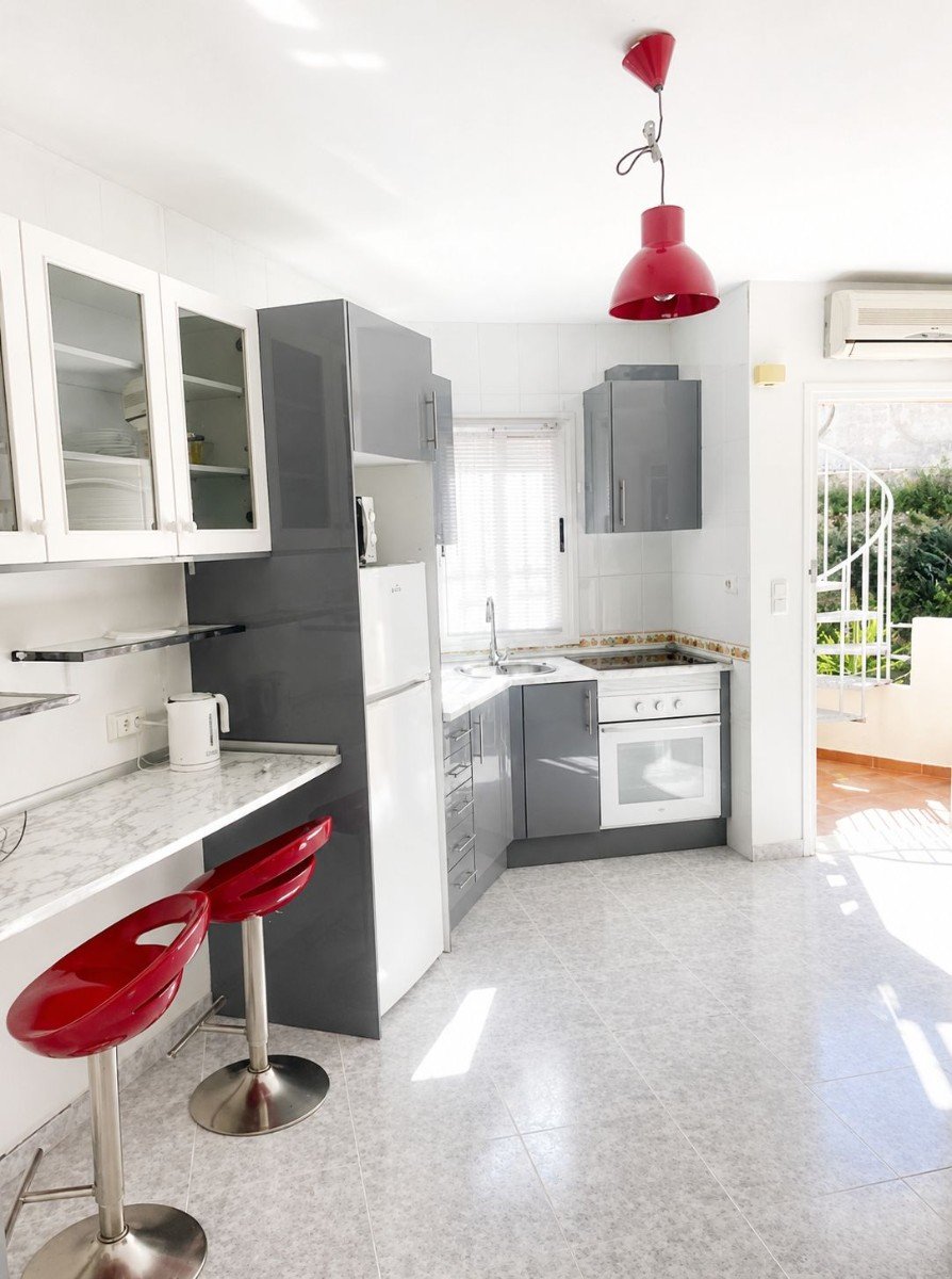 Discover this spacious 1-bedroom apartments in the tranquil residential area of Los Pinos, San Miguel de Salinas. Designed to maximize light and com