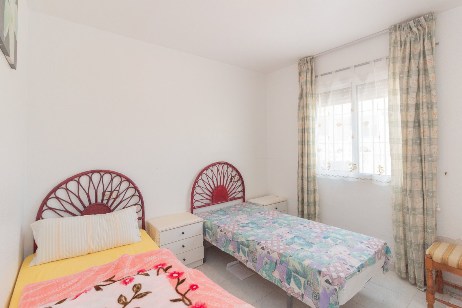 Erdgeschosswohnung in der ruhigen Gegend von San Luis in Torrevieja. Die Immobilie verfügt über 3 geräumige Schlafzimmer, 1 voll ausgest