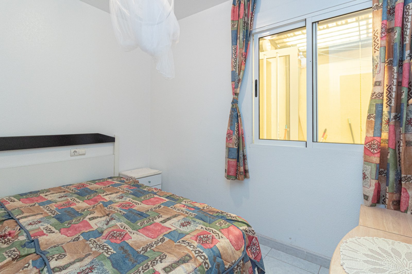 Erdgeschosswohnung in der ruhigen Gegend von San Luis in Torrevieja. Die Immobilie verfügt über 3 geräumige Schlafzimmer, 1 voll ausgest