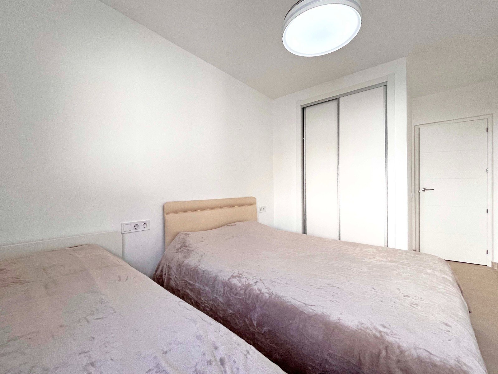 Dieses wunderschön renovierte, einstöckige Haus im Herzen von Playa Flamenca bietet die perfekte Kombination aus modernem Komfort und Außenwohnbereic