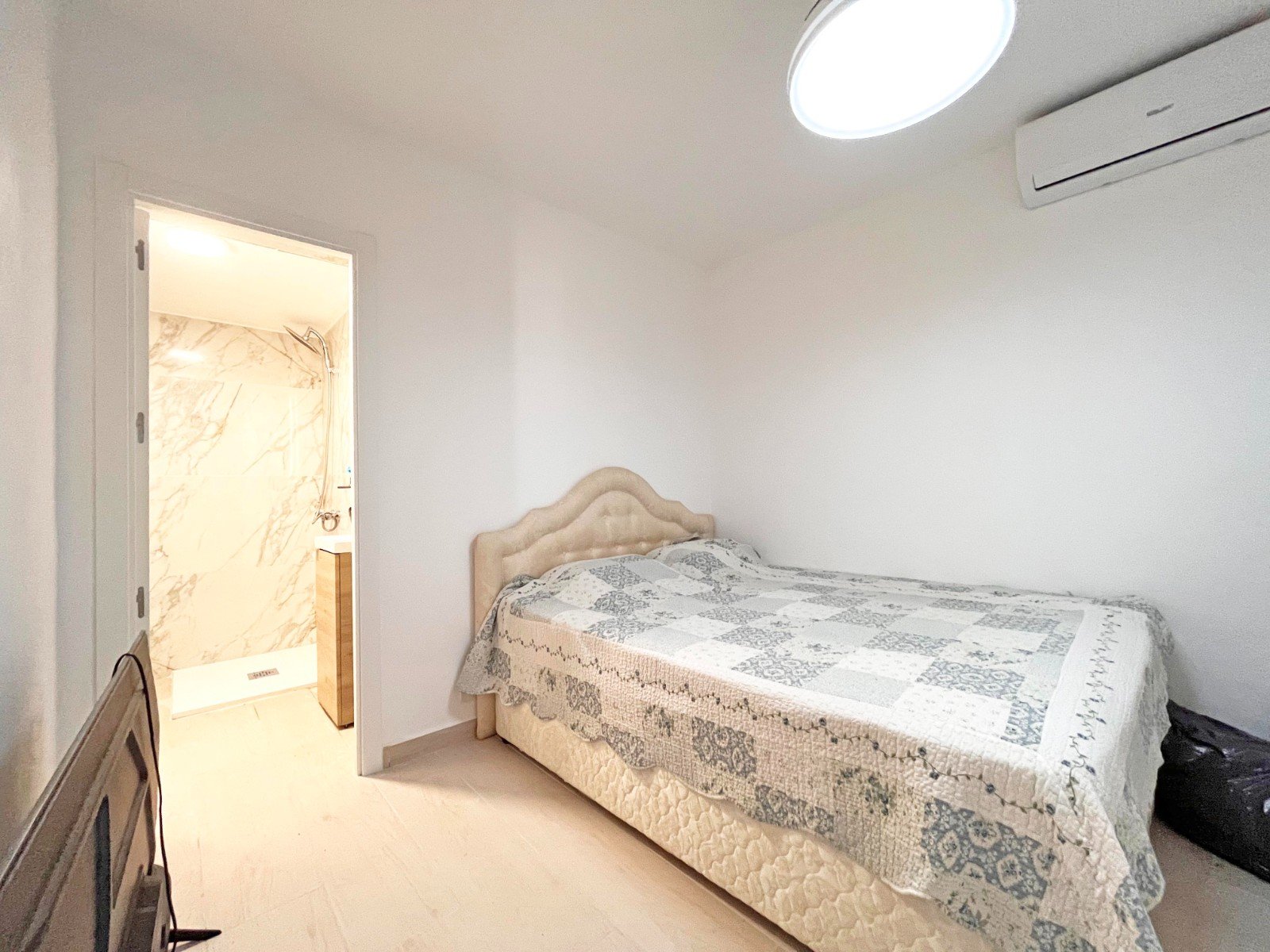 Dieses wunderschön renovierte, einstöckige Haus im Herzen von Playa Flamenca bietet die perfekte Kombination aus modernem Komfort und Außenwohnbereic