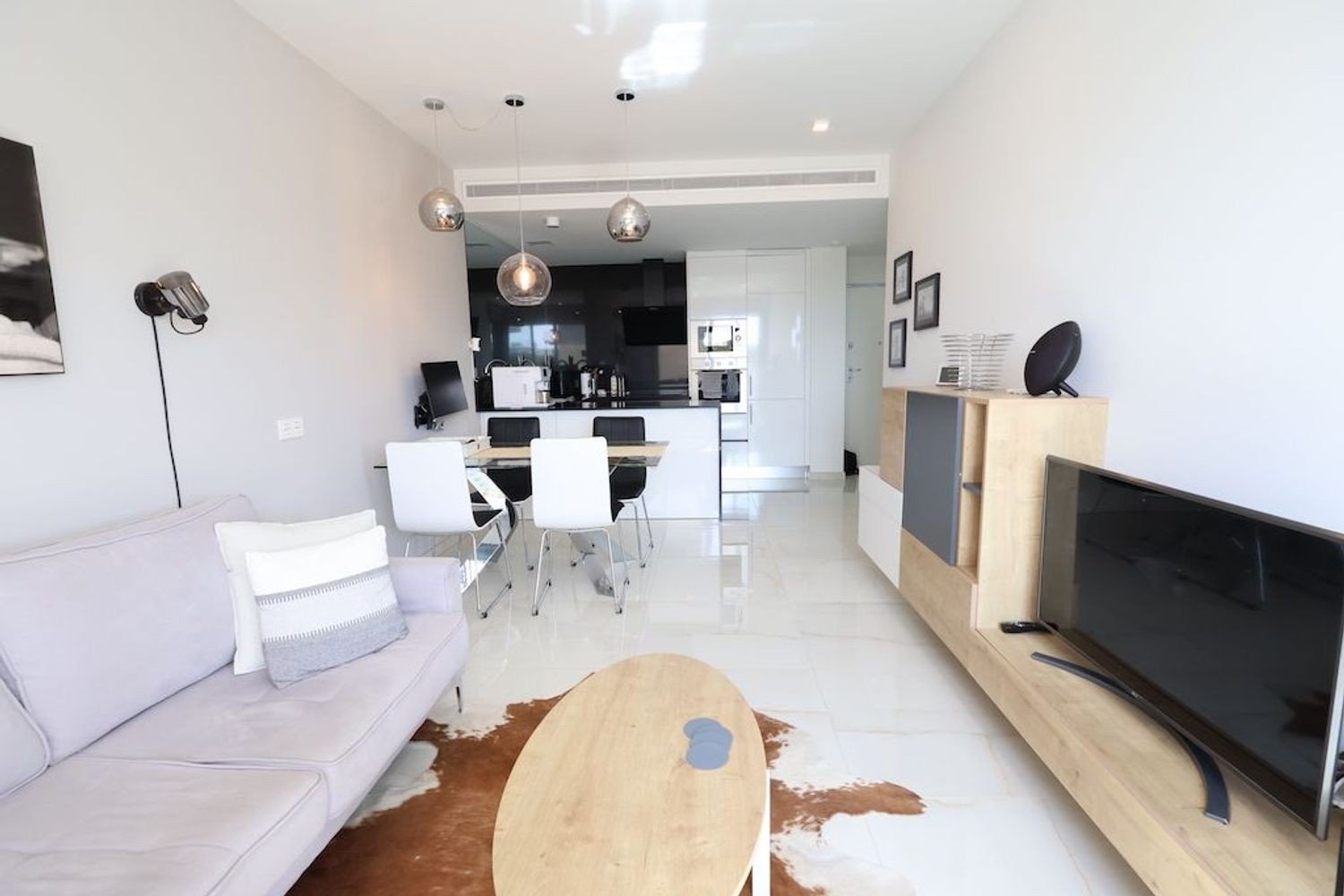 Südlich ausgerichtete Wohnung mit Blick auf Garten und Pool Diese bezugsfertige Zwei-Schlafzimmer-Wohnung im zweiten Stock vereint Sonne, Komfort und