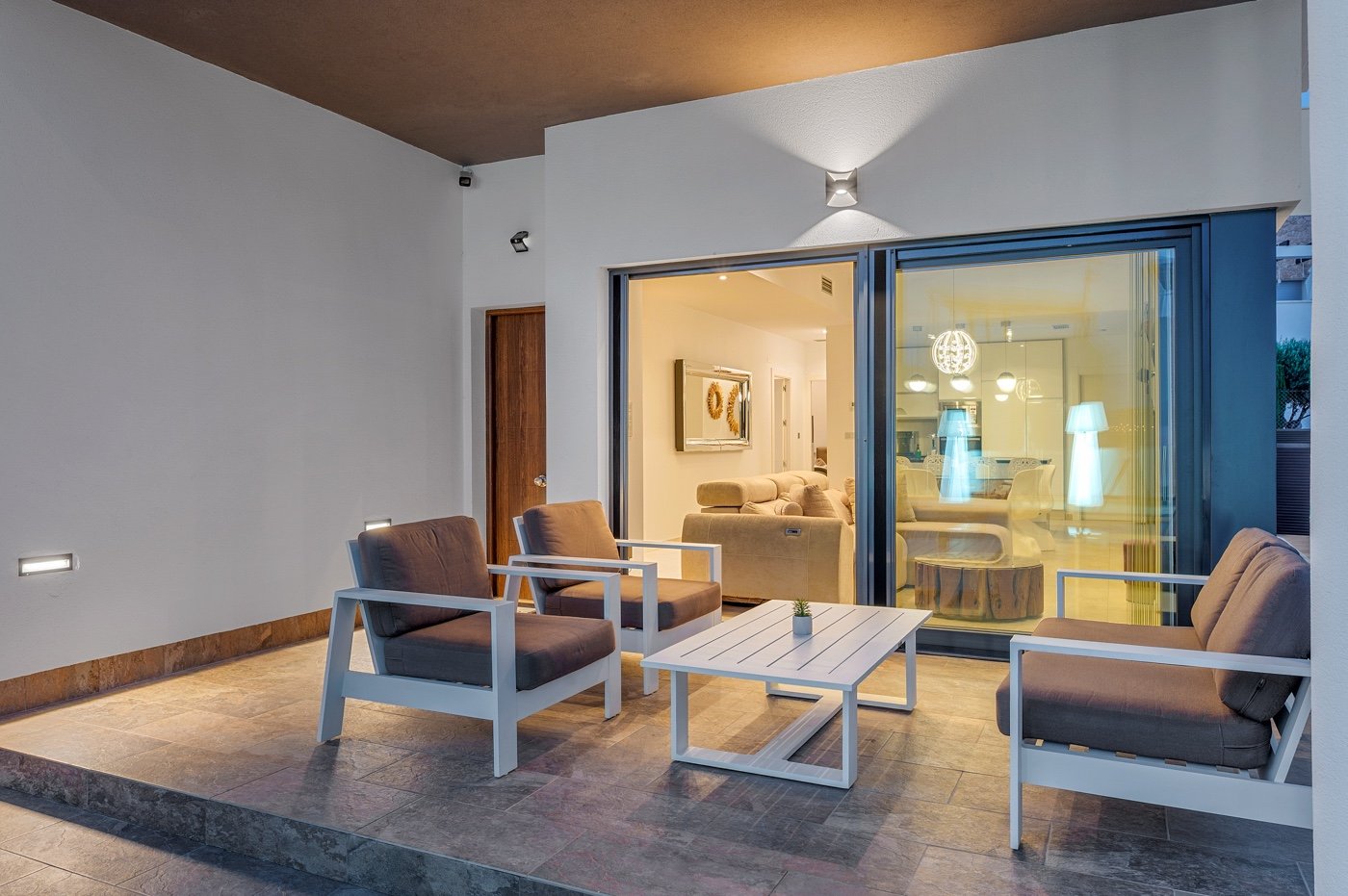 Diese moderne freistehende Villa wurde 2018 erbaut und befindet sich in Villamartín, Orihuela Costa. Mit einer bebauten Fläche von 113 m² auf einem g