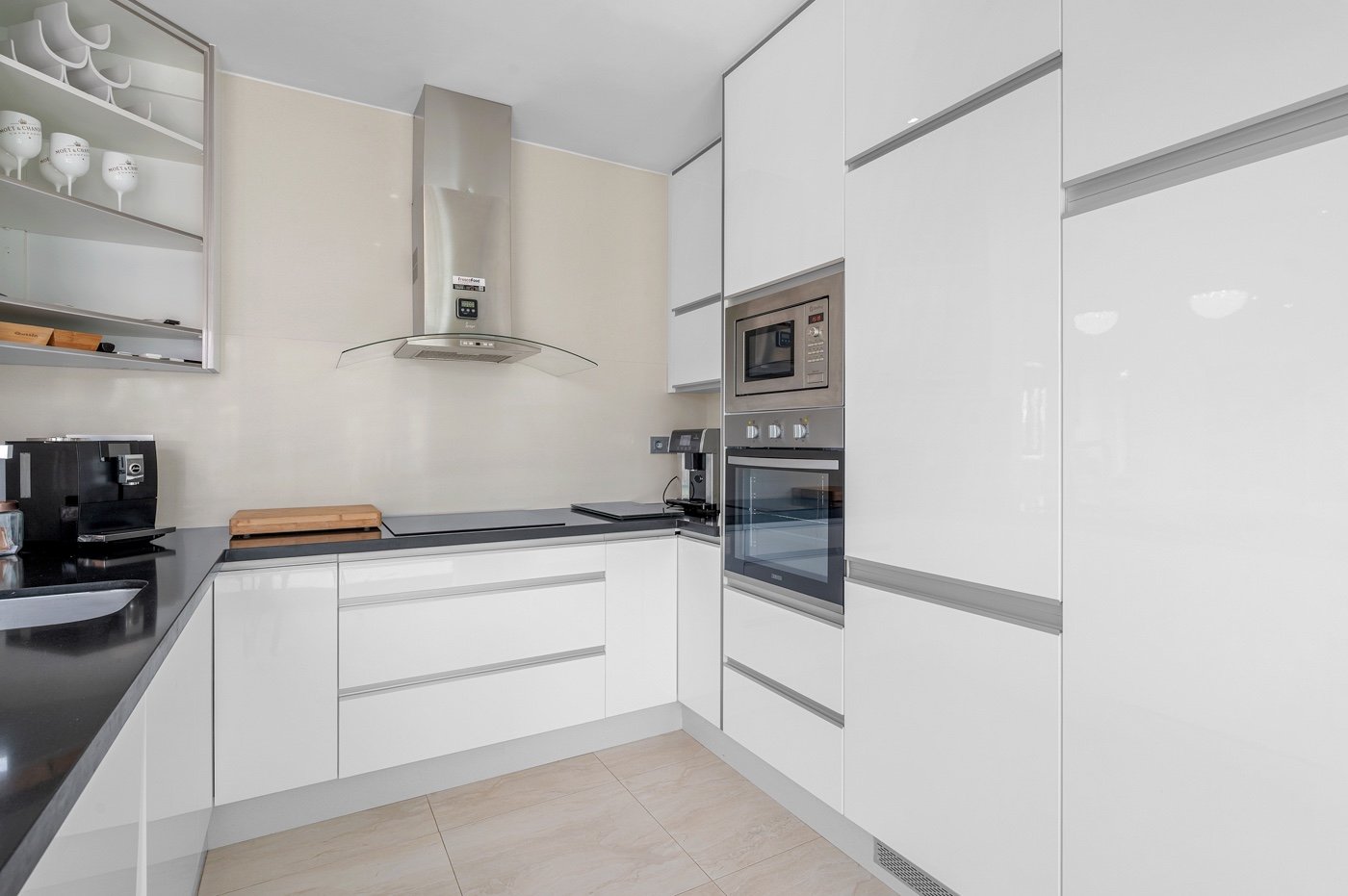 Diese moderne freistehende Villa wurde 2018 erbaut und befindet sich in Villamartín, Orihuela Costa. Mit einer bebauten Fläche von 113 m² auf einem g