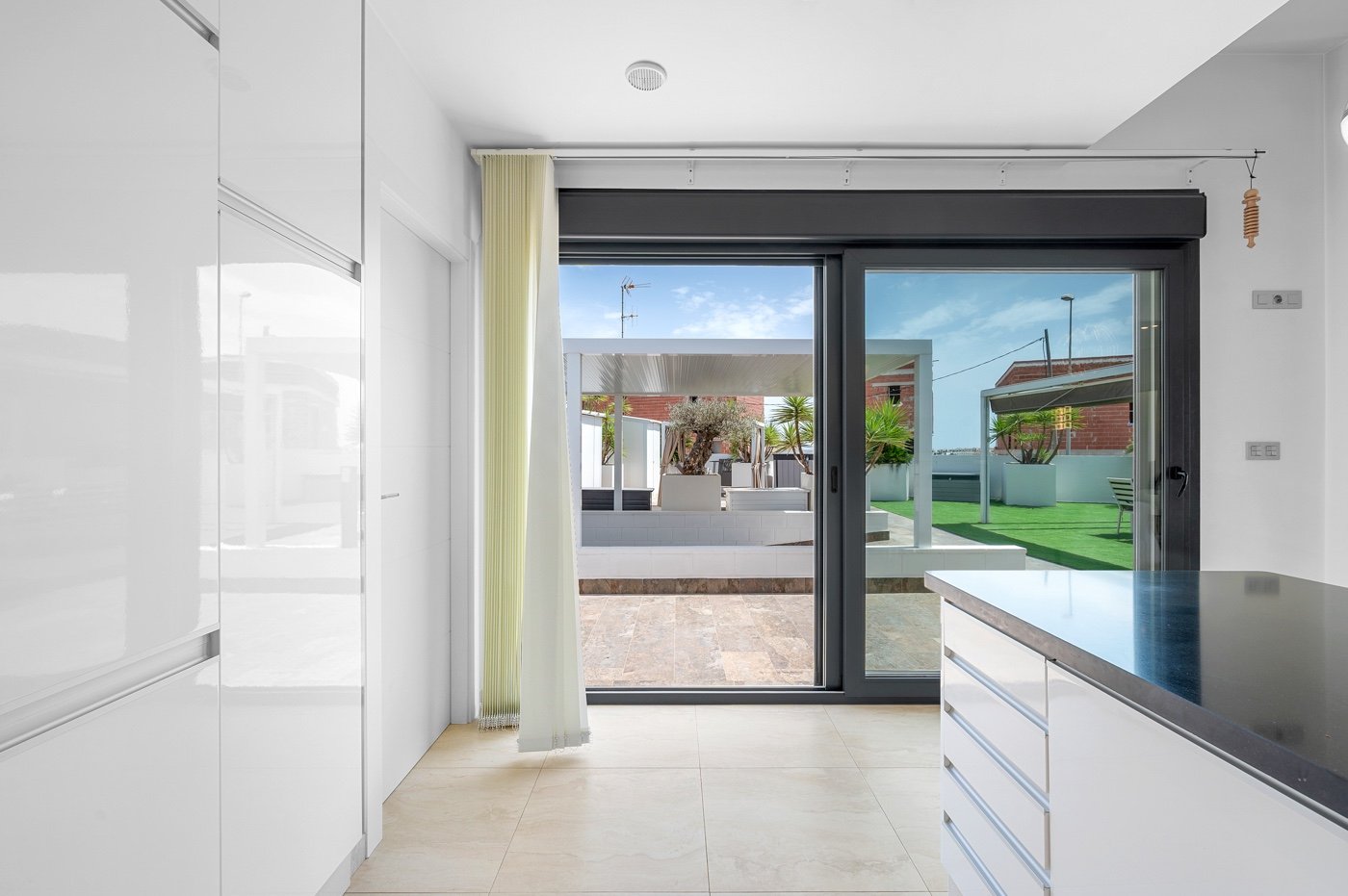 Diese moderne freistehende Villa wurde 2018 erbaut und befindet sich in Villamartín, Orihuela Costa. Mit einer bebauten Fläche von 113 m² auf einem g