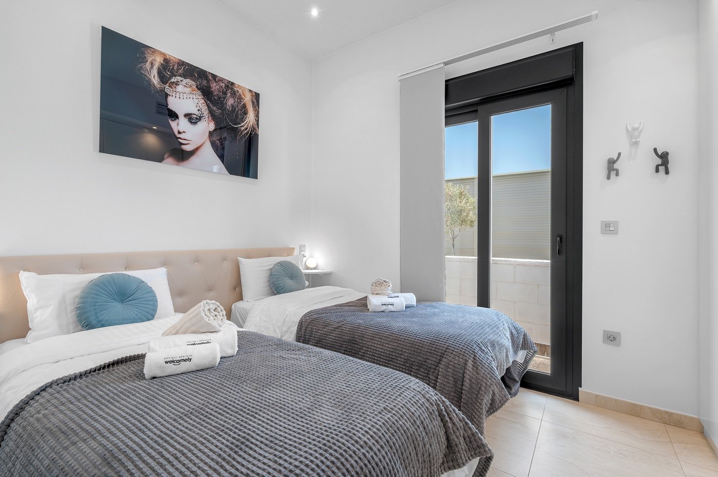 Diese moderne freistehende Villa wurde 2018 erbaut und befindet sich in Villamartín, Orihuela Costa. Mit einer bebauten Fläche von 113 m² auf einem g