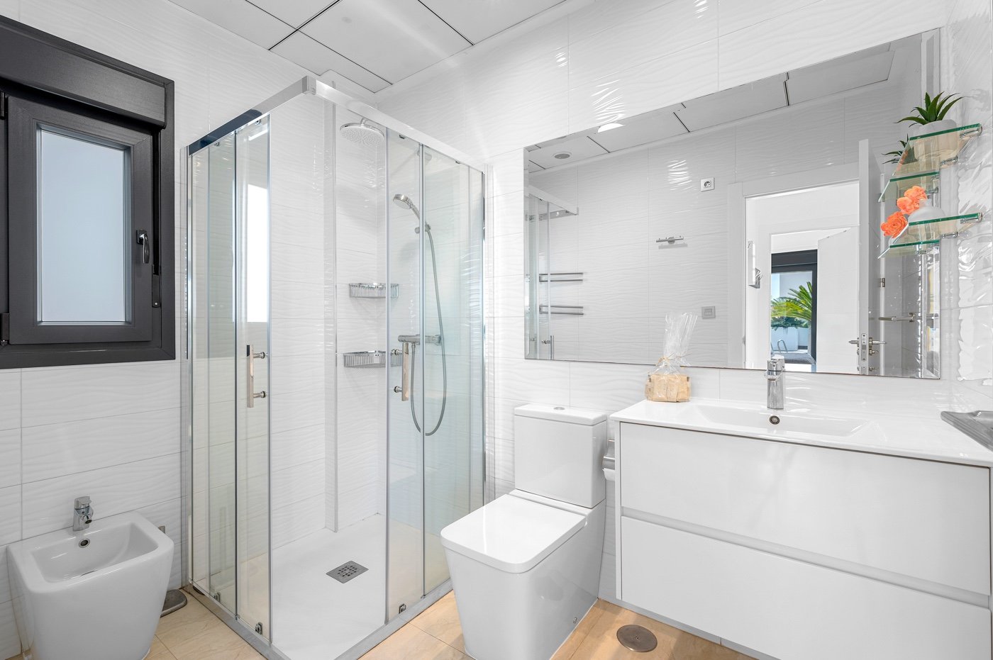 Diese moderne freistehende Villa wurde 2018 erbaut und befindet sich in Villamartín, Orihuela Costa. Mit einer bebauten Fläche von 113 m² auf einem g