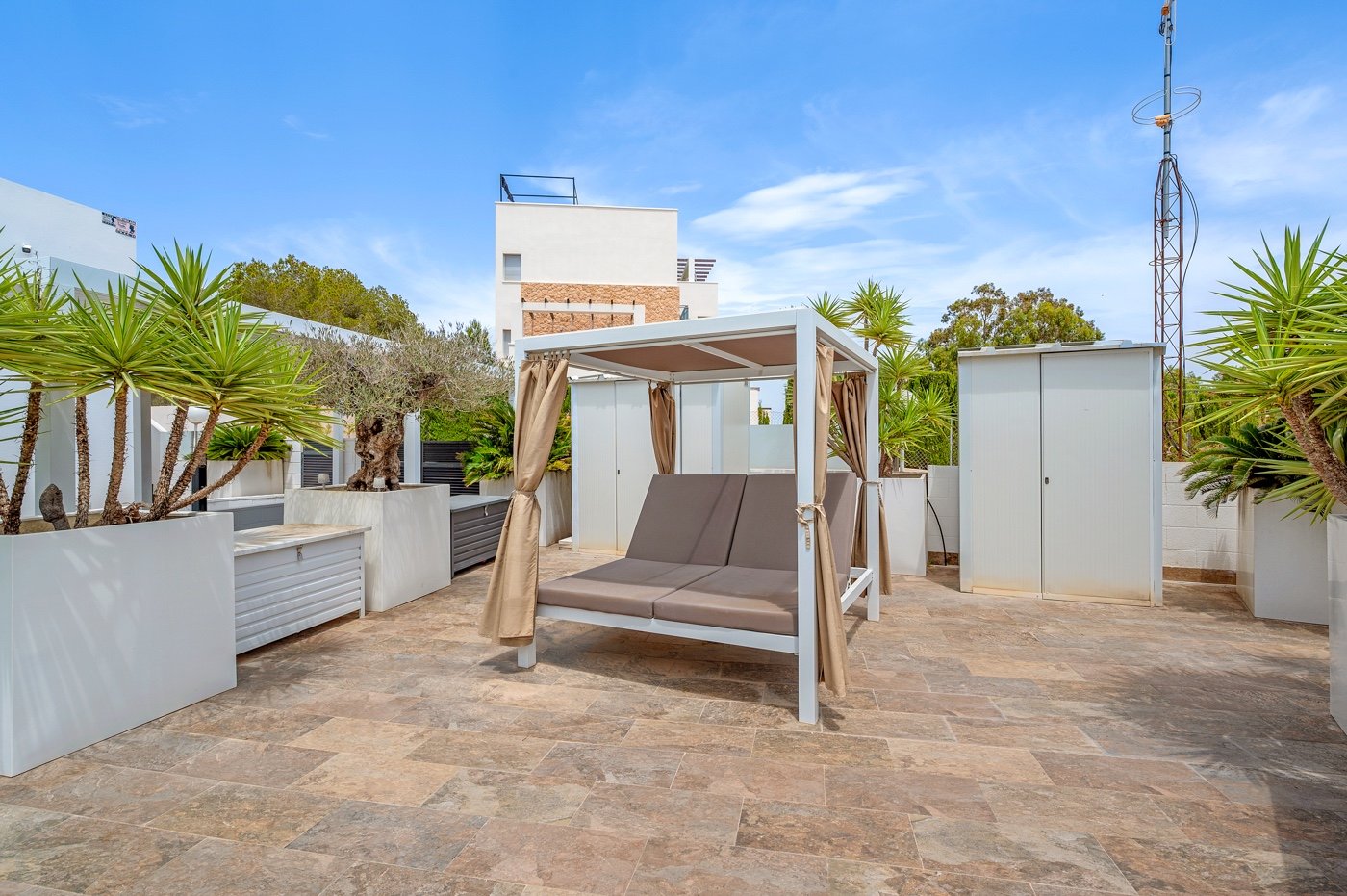Diese moderne freistehende Villa wurde 2018 erbaut und befindet sich in Villamartín, Orihuela Costa. Mit einer bebauten Fläche von 113 m² auf einem g