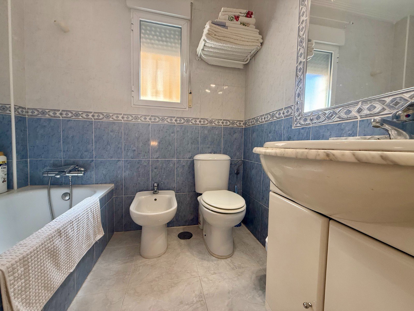   For sale: charming detached villa located in the Costa Dorada III residential complex, in the Las Filipinas area of Villamartín. The property offers