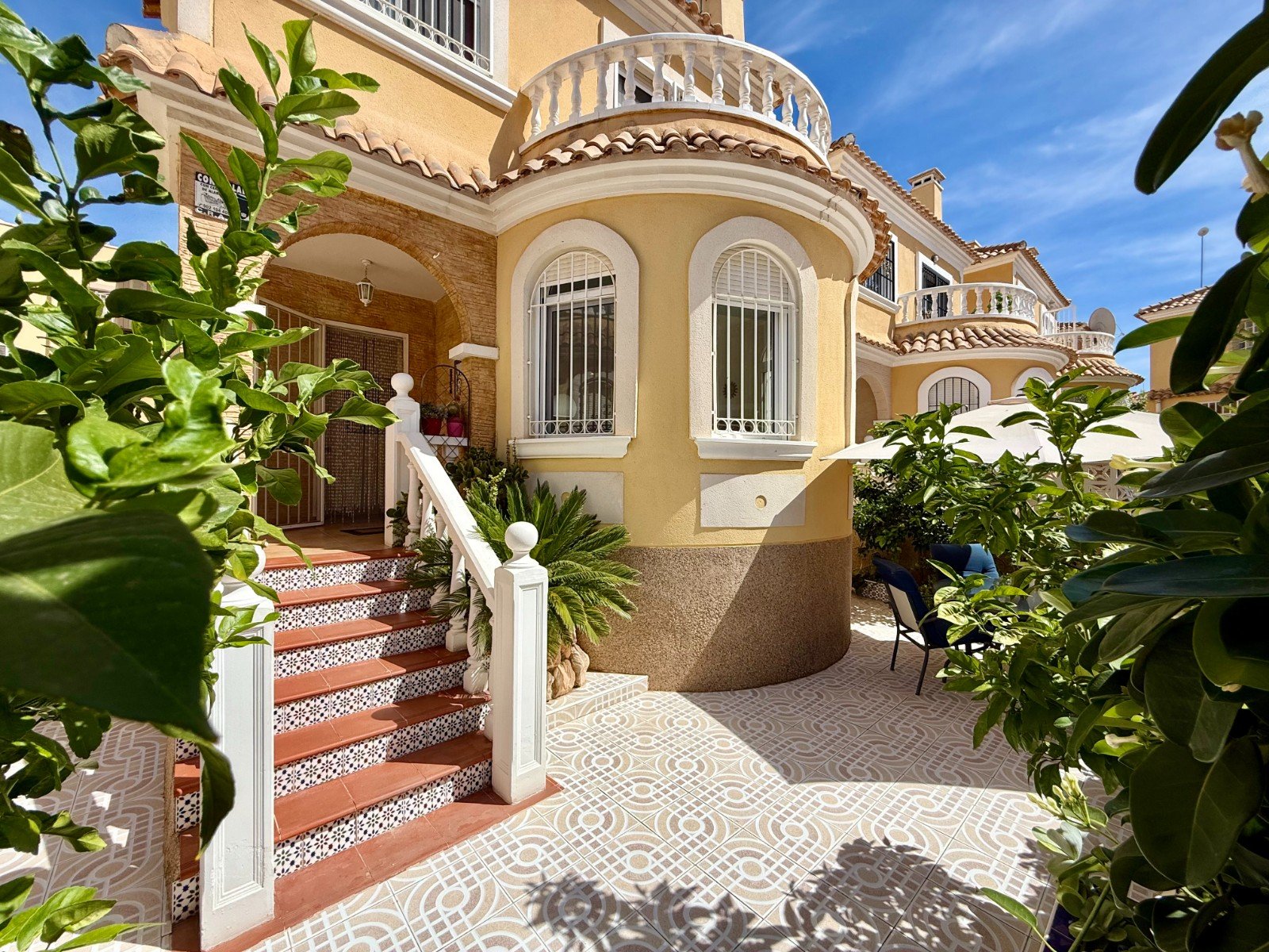   For sale: charming detached villa located in the Costa Dorada III residential complex, in the Las Filipinas area of Villamartín. The property offers