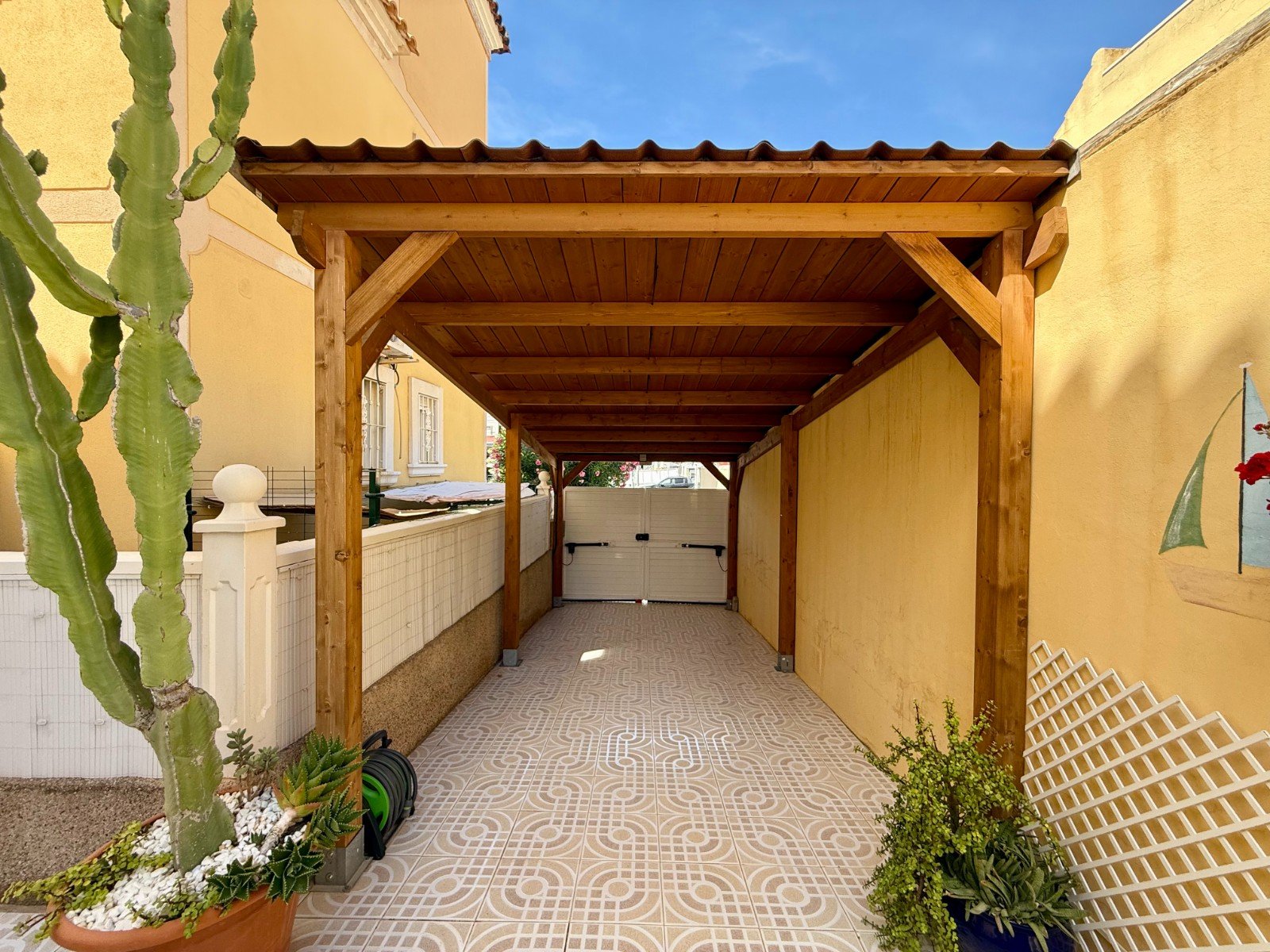   For sale: charming detached villa located in the Costa Dorada III residential complex, in the Las Filipinas area of Villamartín. The property offers