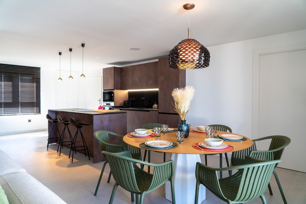Im Herzen von La Zenia (Orihuela Costa) vereint dieses luxuriöse 122 m² große Apartment Privatsphäre, modernes Design und mediterranen Komfort . Es b