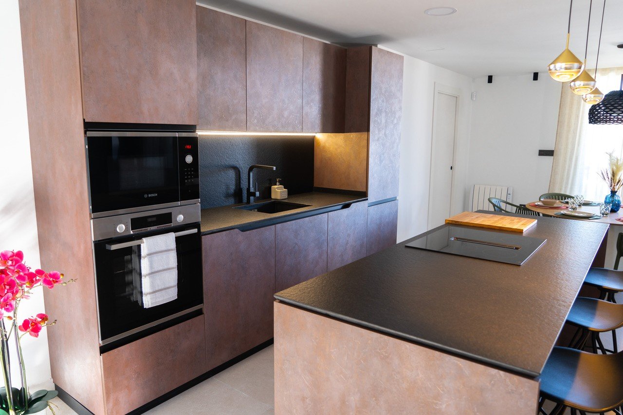 Im Herzen von La Zenia (Orihuela Costa) vereint dieses luxuriöse 122 m² große Apartment Privatsphäre, modernes Design und mediterranen Komfort . Es b