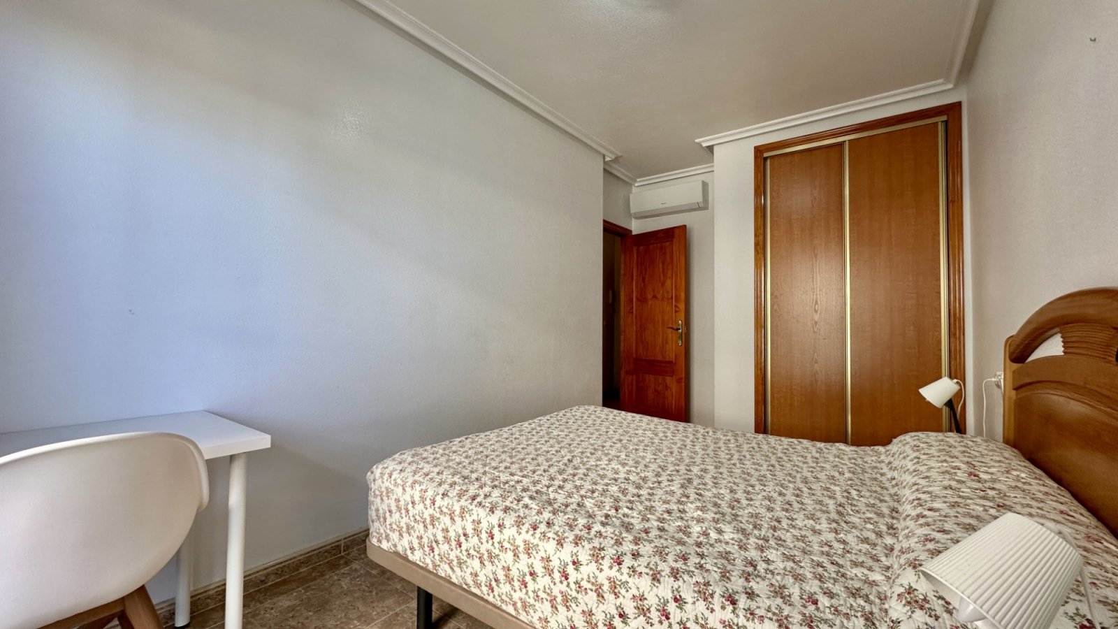  Helle und großzügige Wohnung im ersten Stock in der gefragten Gegend von Aguamarina, Orihuela Costa. Mit 97 m² verfügt sie über zwei Schlafzimmer, ei