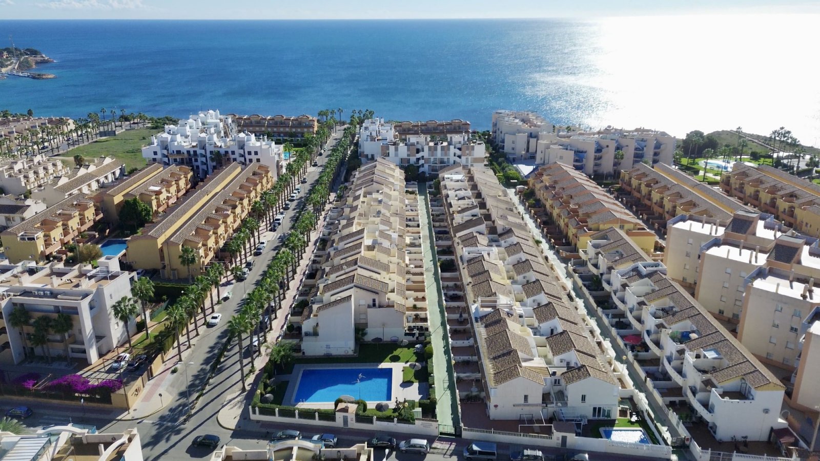  Helle und großzügige Wohnung im ersten Stock in der gefragten Gegend von Aguamarina, Orihuela Costa. Mit 97 m² verfügt sie über zwei Schlafzimmer, ei