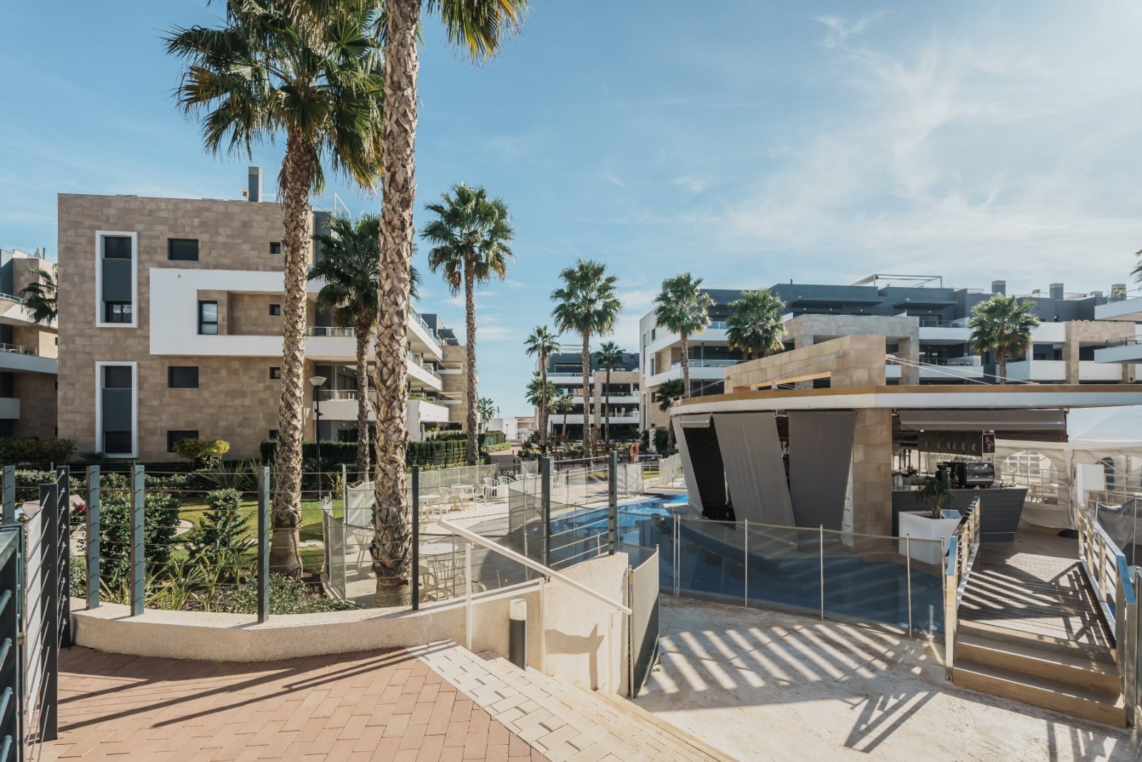Exclusive Penthouse with Sea Views, Large Rooftop Terrace and Resort Facilities Welcome to a stylish and well-appointed apartment located in the exc