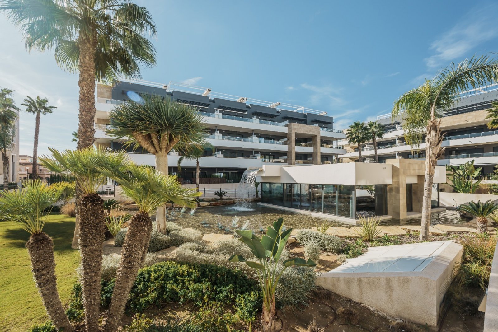 Exclusive Penthouse with Sea Views, Large Rooftop Terrace and Resort Facilities Welcome to a stylish and well-appointed apartment located in the exc