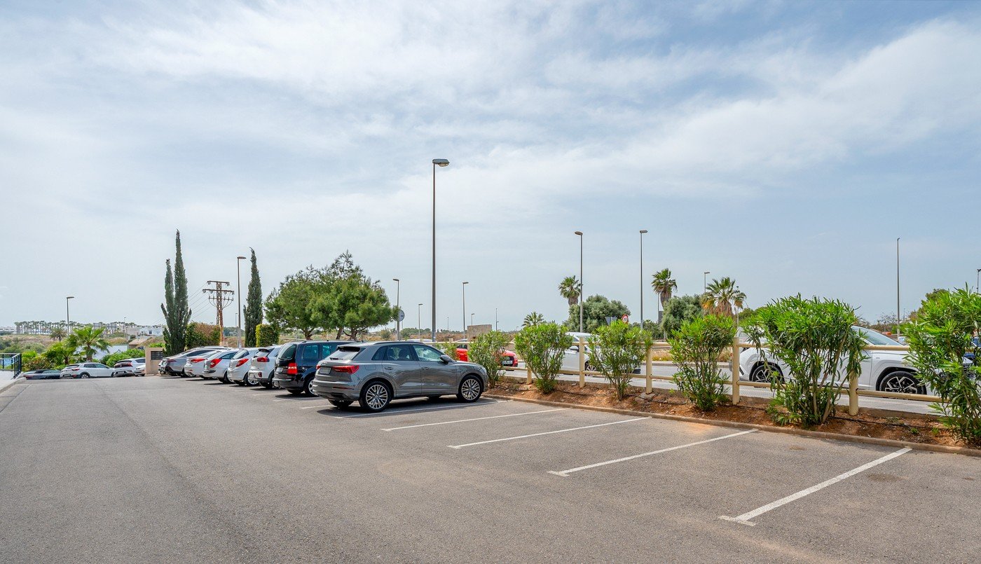 In der beliebten Gegend von La Zenia befindet sich dieses helle Apartment im exklusiven Residencial Sabrina, einer gepflegten Wohnanlage mit Gemeinsc